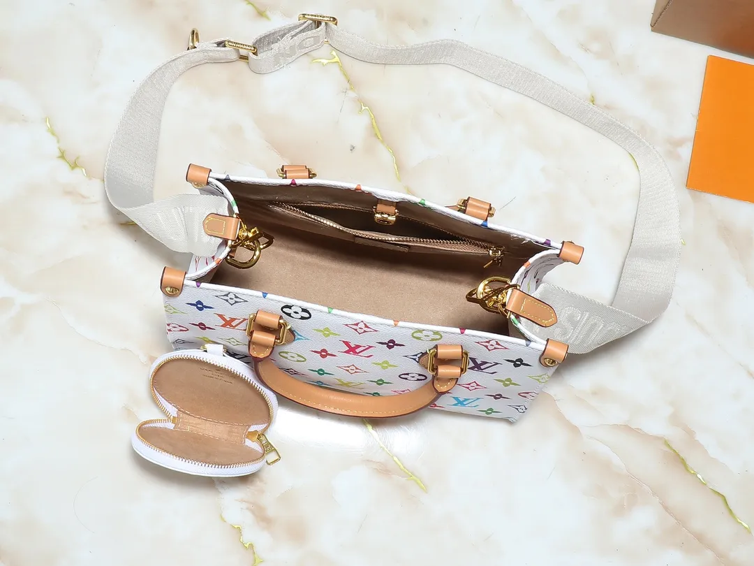 💰260💰Upgraded from the original M45659 M46373 M44571 Murakami Takashi co-branded three colors. This OnTheGo small handbag is made of Monogram and Monogram Reverse canvas, with the Monogram Giant pattern embellished on it. The Toron handle and the jacquard textured shoulder strap decorated with the brand's logo create a visual contrast, and the detachable coin bag is suitable for storing change or small items. It combines fashionable charm with various functions, making it a good daily companion. 25.0 x 19.0 x 11.5 cm (length x height x width)