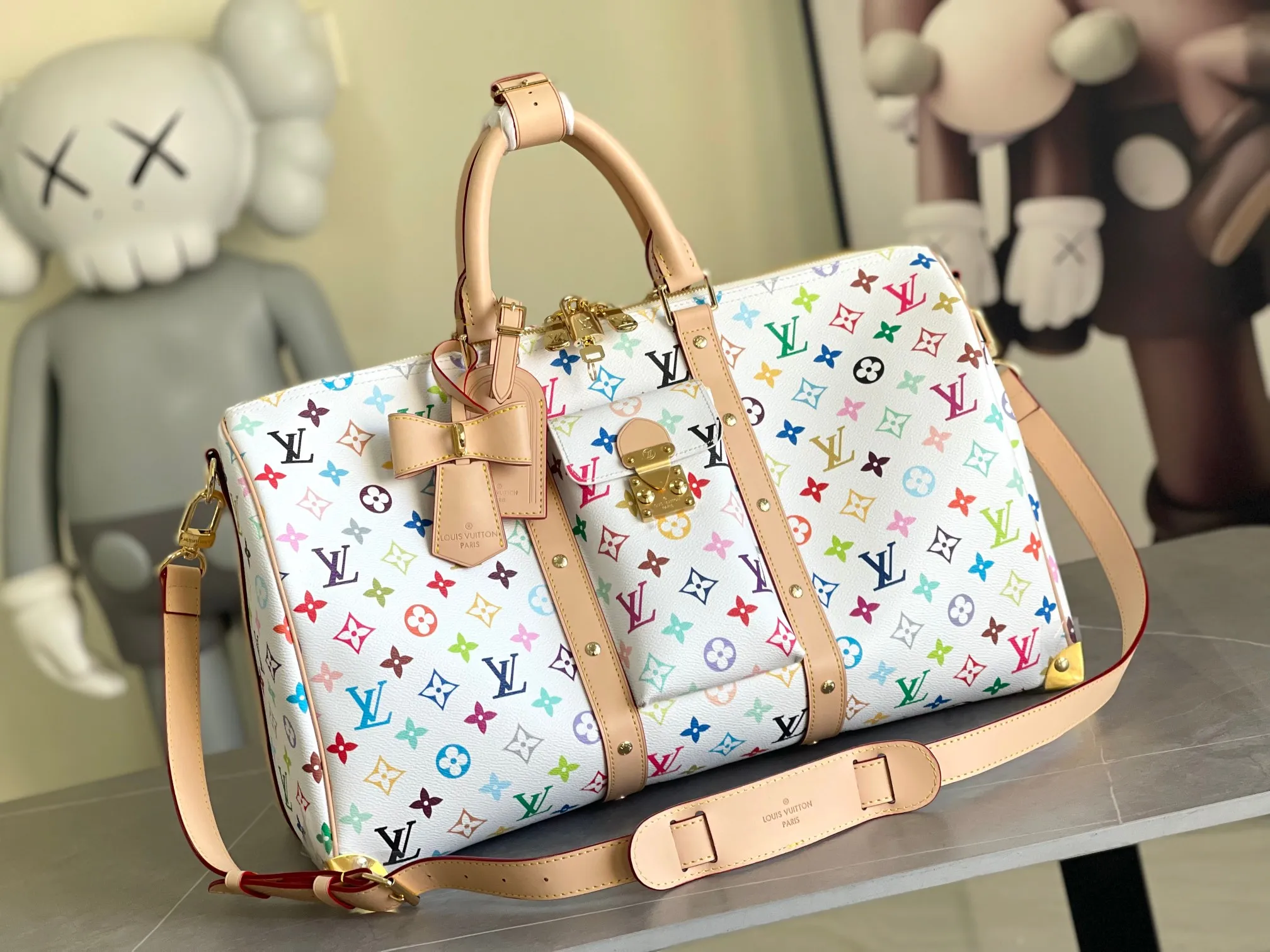 💰1560 Top original order M13742 KEEPALL BANDOULIÈRE 45 travel bag 2021-22 autumn and winter show reveals the new charm of the Everyday LV capsule series Keepall Bandouliere 45 travel bag. Vintage Monogram coated canvas depicts the Monogram pattern with subtle irregular lines, evoking the traditional stamping process. The new louis vuitton! logo is inspired by the chain’s signature elements. size: 45 x 27 x 20