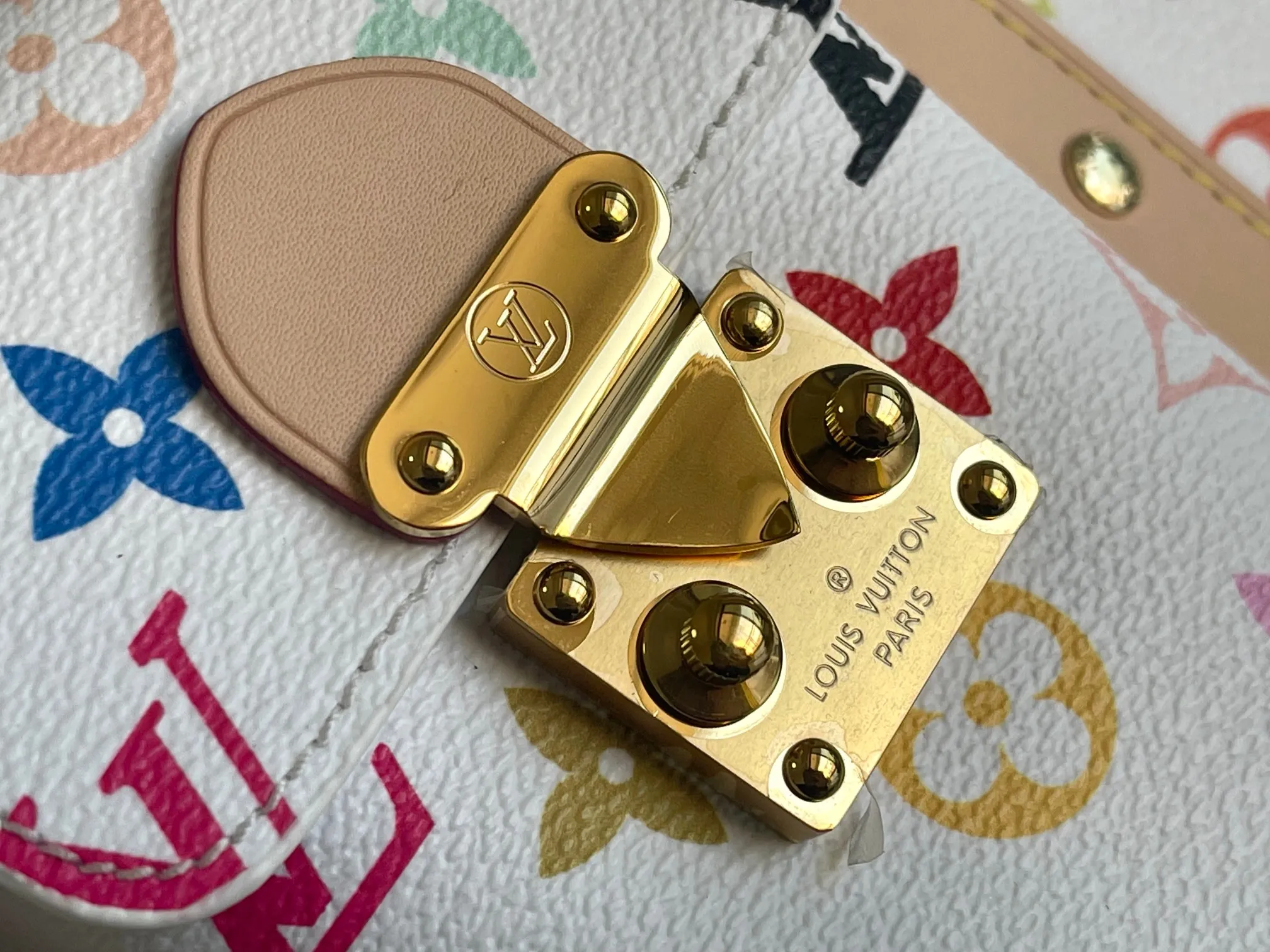 💰1560 Top original order M13742 KEEPALL BANDOULIÈRE 45 travel bag 2021-22 autumn and winter show reveals the new charm of the Everyday LV capsule series Keepall Bandouliere 45 travel bag. Vintage Monogram coated canvas depicts the Monogram pattern with subtle irregular lines, evoking the traditional stamping process. The new louis vuitton! logo is inspired by the chain’s signature elements. size: 45 x 27 x 20