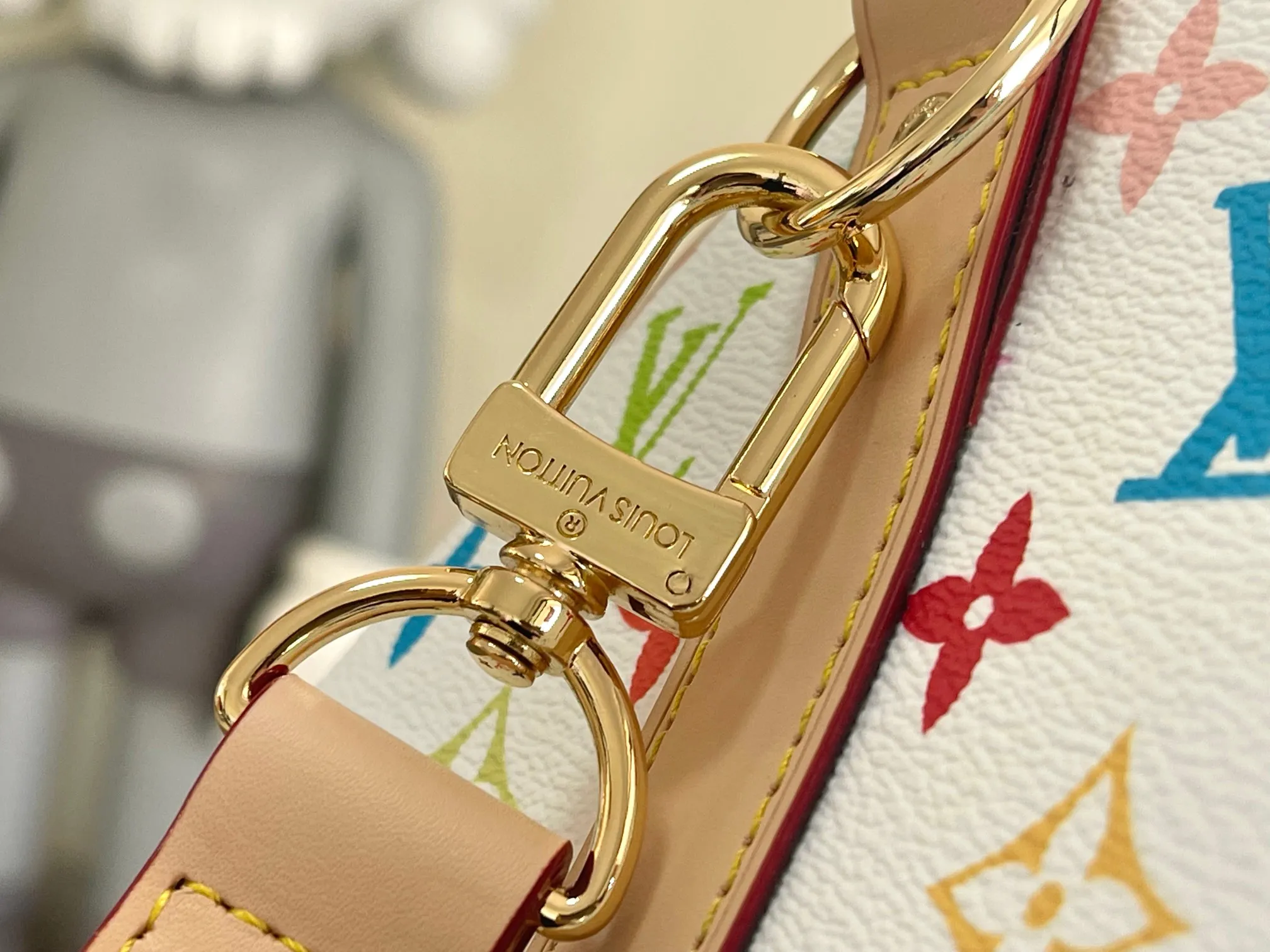 💰1560 Top original order M13742 KEEPALL BANDOULIÈRE 45 travel bag 2021-22 autumn and winter show reveals the new charm of the Everyday LV capsule series Keepall Bandouliere 45 travel bag. Vintage Monogram coated canvas depicts the Monogram pattern with subtle irregular lines, evoking the traditional stamping process. The new louis vuitton! logo is inspired by the chain’s signature elements. size: 45 x 27 x 20