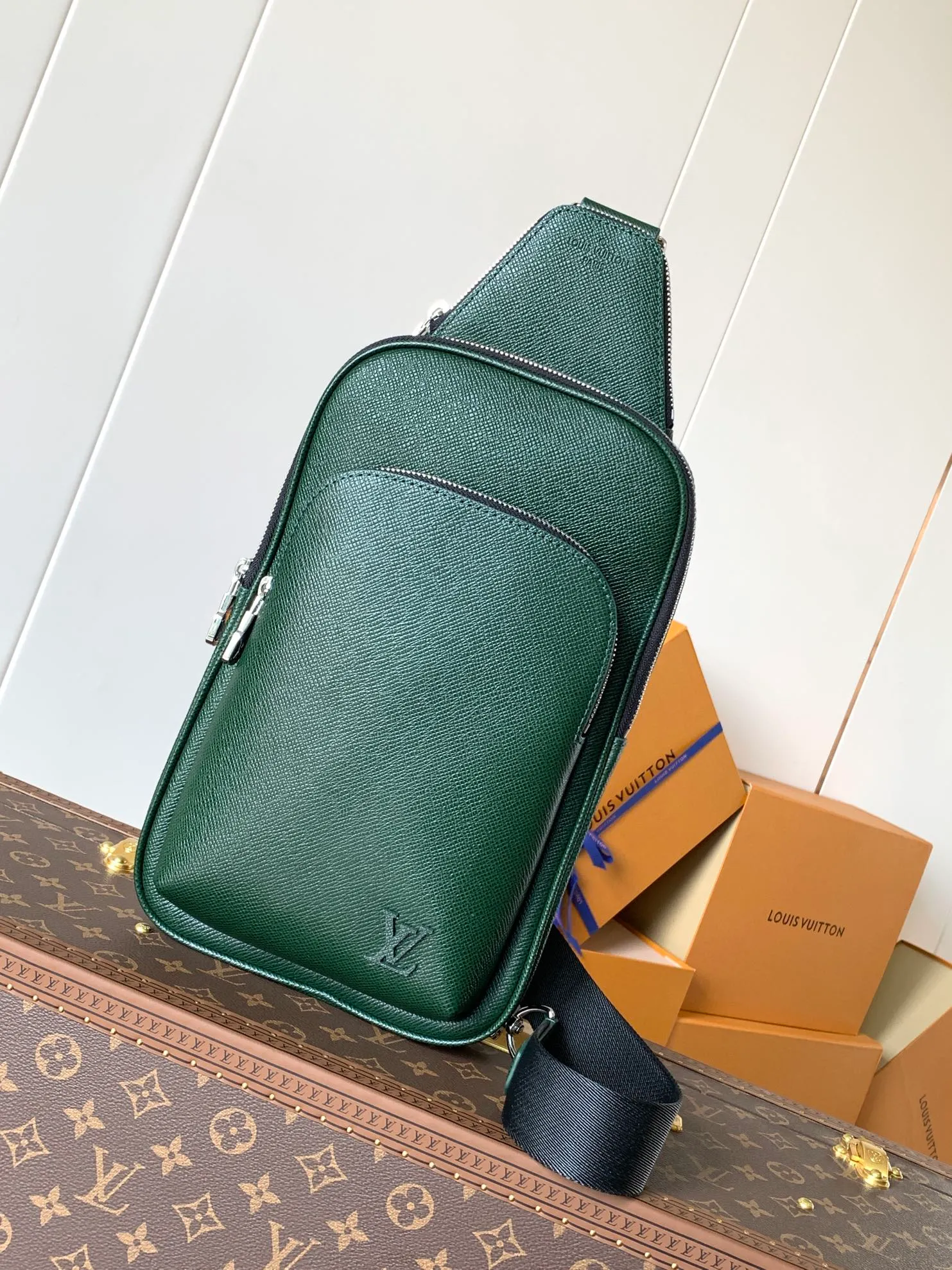 💰1020 (top layer leather) top original order transcoding chip style number: M30863 dark green cross pattern] M30973 dark green This Avenue shoulder bag is made of Damier Graphite canvas, and the front outer bag is decorated with a Louis Vuitton Paris logo leather patch. The adjustable nylon shoulder straps can be fixed on the left and right sides with D-rings, while the canvas straps and lining are sustainable. Damier Graphite coated canvas - Calfskin trim - Textile lining - Square hardware on the front - Main compartment - Zip front pocket - Small top zip pocket - Shoulder strap, non-detachable, adjustable! ! ;Size:20x31x7CM