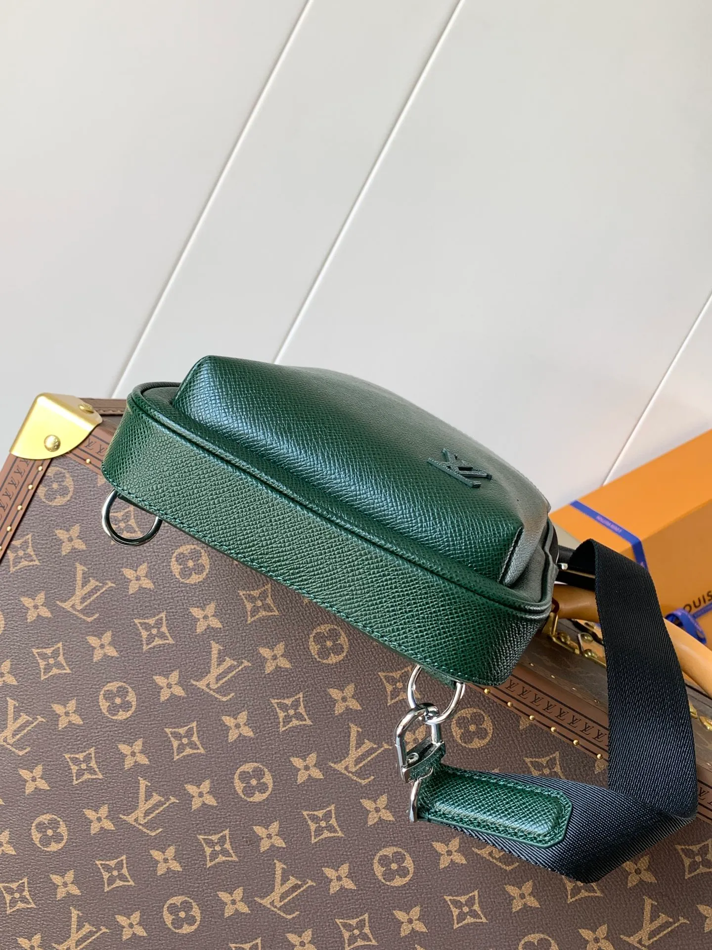💰1020 (top layer leather) top original order transcoding chip style number: M30863 dark green cross pattern] M30973 dark green This Avenue shoulder bag is made of Damier Graphite canvas, and the front outer bag is decorated with a Louis Vuitton Paris logo leather patch. The adjustable nylon shoulder straps can be fixed on the left and right sides with D-rings, while the canvas straps and lining are sustainable. Damier Graphite coated canvas - Calfskin trim - Textile lining - Square hardware on the front - Main compartment - Zip front pocket - Small top zip pocket - Shoulder strap, non-detachable, adjustable! ! ;Size:20x31x7CM
