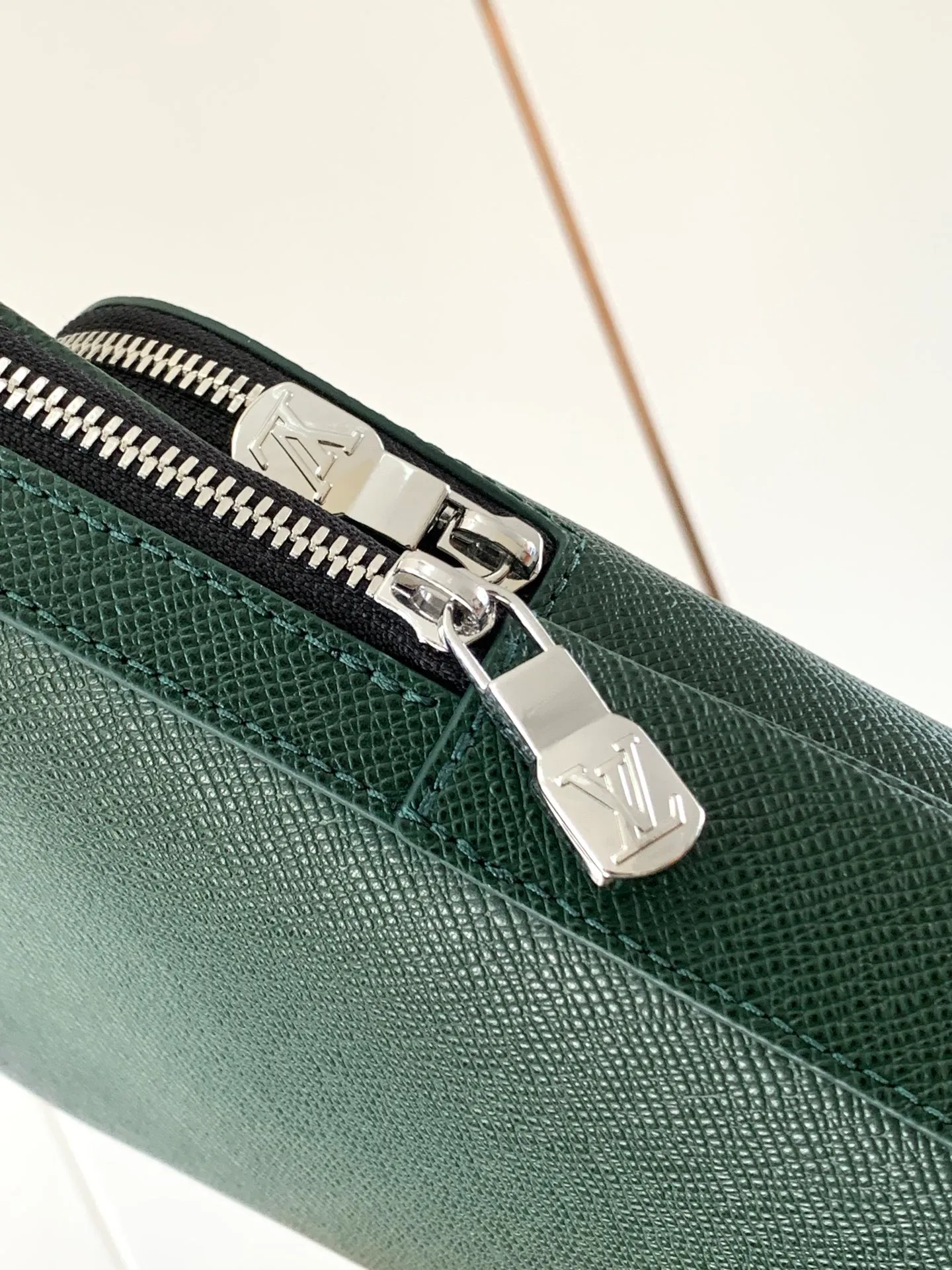 💰1020 (top layer leather) top original order transcoding chip style number: M30863 dark green cross pattern] M30973 dark green This Avenue shoulder bag is made of Damier Graphite canvas, and the front outer bag is decorated with a Louis Vuitton Paris logo leather patch. The adjustable nylon shoulder straps can be fixed on the left and right sides with D-rings, while the canvas straps and lining are sustainable. Damier Graphite coated canvas - Calfskin trim - Textile lining - Square hardware on the front - Main compartment - Zip front pocket - Small top zip pocket - Shoulder strap, non-detachable, adjustable! ! ;Size:20x31x7CM
