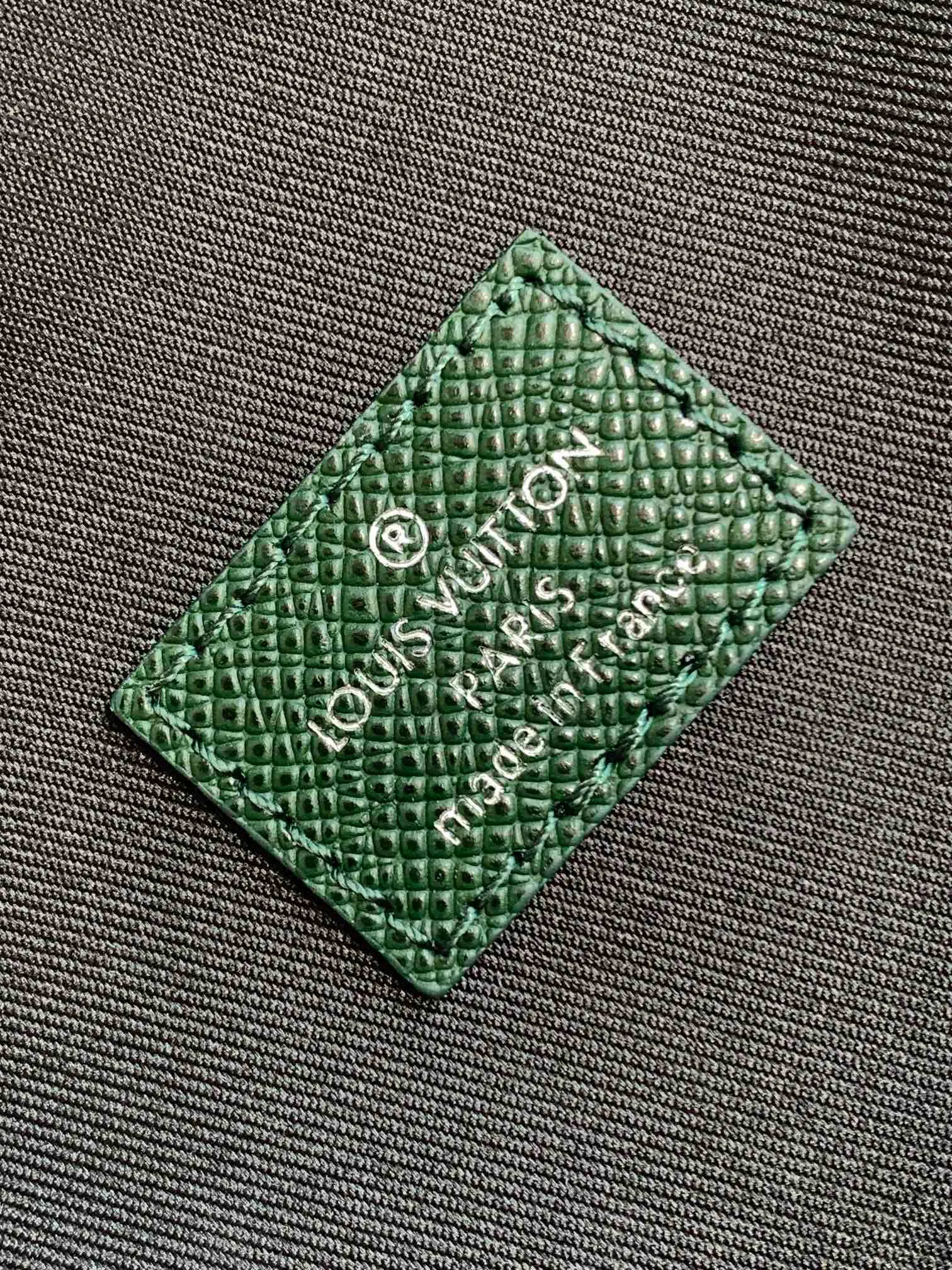 💰1020 (top layer leather) top original order transcoding chip style number: M30863 dark green cross pattern] M30973 dark green This Avenue shoulder bag is made of Damier Graphite canvas, and the front outer bag is decorated with a Louis Vuitton Paris logo leather patch. The adjustable nylon shoulder straps can be fixed on the left and right sides with D-rings, while the canvas straps and lining are sustainable. Damier Graphite coated canvas - Calfskin trim - Textile lining - Square hardware on the front - Main compartment - Zip front pocket - Small top zip pocket - Shoulder strap, non-detachable, adjustable! ! ;Size:20x31x7CM