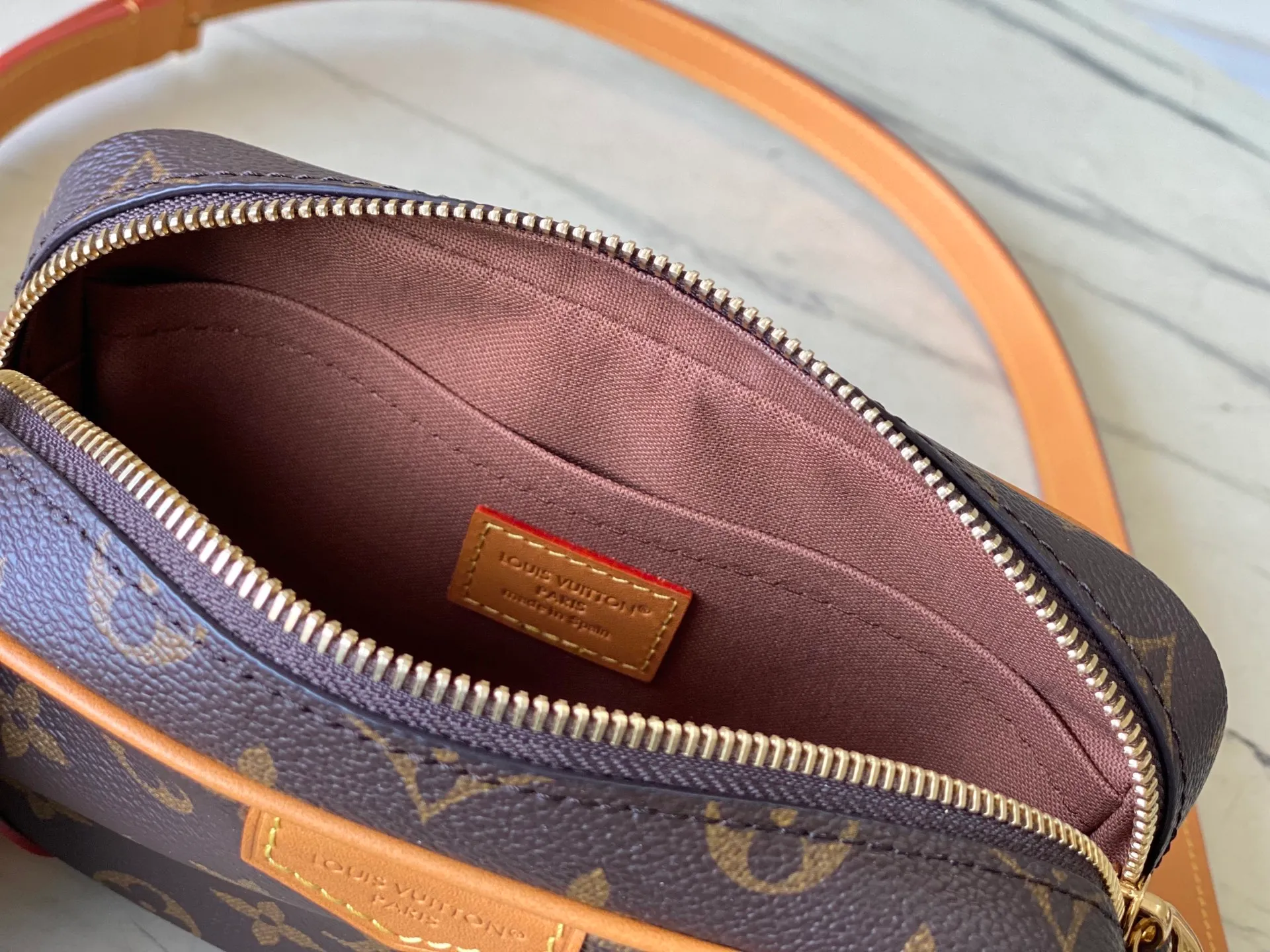 💰900 Top Original Order M14058 Trocadero mini handbag is made of Monogram canvas, vintage cow leather trim and reinforced front corners. It pays tribute to Louis Vuitton's legendary history and combines retro charm with exquisite modernity. The design is inspired by Louis Vuitton's cross-body bags designed in the 1980s and features a removable and adjustable shoulder strap. Dimensions: 20 × 13 × 6.5 cm