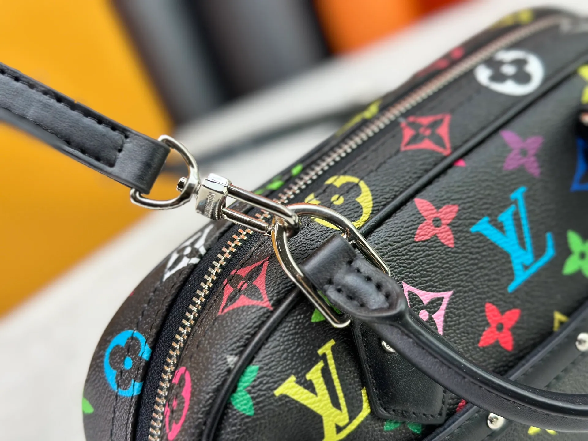 P280 Upgraded Original M13084 This Handbag East West handbag is from the Louis Vuitton x Takashi Murakami reissue series, using the artist's signature rainbow tones to trace the full-length Monogram pattern. Sleek horizontal construction lines the top handle, studded side straps, detachable and adjustable shoulder strap and LV x TM key holder, with cowhide leather details and sophisticated corners that nod to the brand's traditional luggage. Dimensions: 27.0 x 14.0 x 10.0 cm (length x height x width)