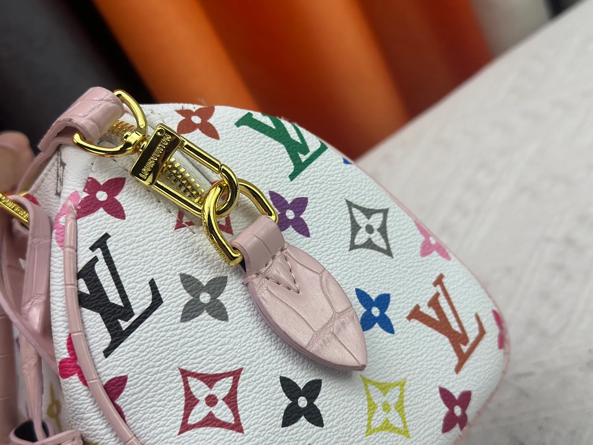 P260 Upgraded original crocodile pattern M13365 M58953 M46234 M46222 Speedy Bandoulière 20 handbag is made of soft coated canvas, and the full-length Monogram pattern is traced in colorful rainbow tones, highlighting the smart style of the Louis Vuitton x Murakami reissue series. The Toron handle and detachable shoulder strap are constructed of cow leather, the metal corners recall classic luggage elements, and the bow-shaped key bag and padlock add brand touches. Dimensions: 20.5 x 13.5 x 12.0 cm (length x height x width)