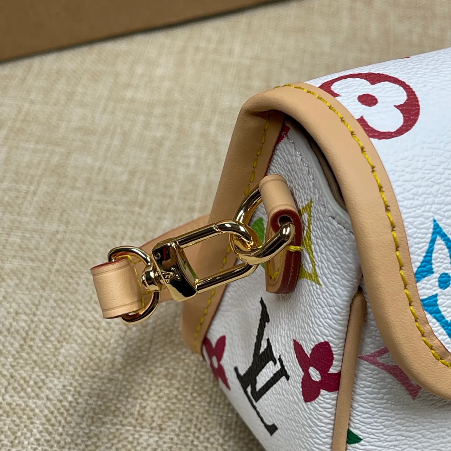 [Upgraded version] P480💰Three Color Series~Upgraded version comes with a full set of gift boxes🎁New size mini 19*10cm. L’s Diane baguette handbags and three-color baguette bags are so beautiful/easy to carry! The leather and color are good, and it comes with two shoulder straps. It’s sweet and salty! Search 🔍 Sancai Lv baguette