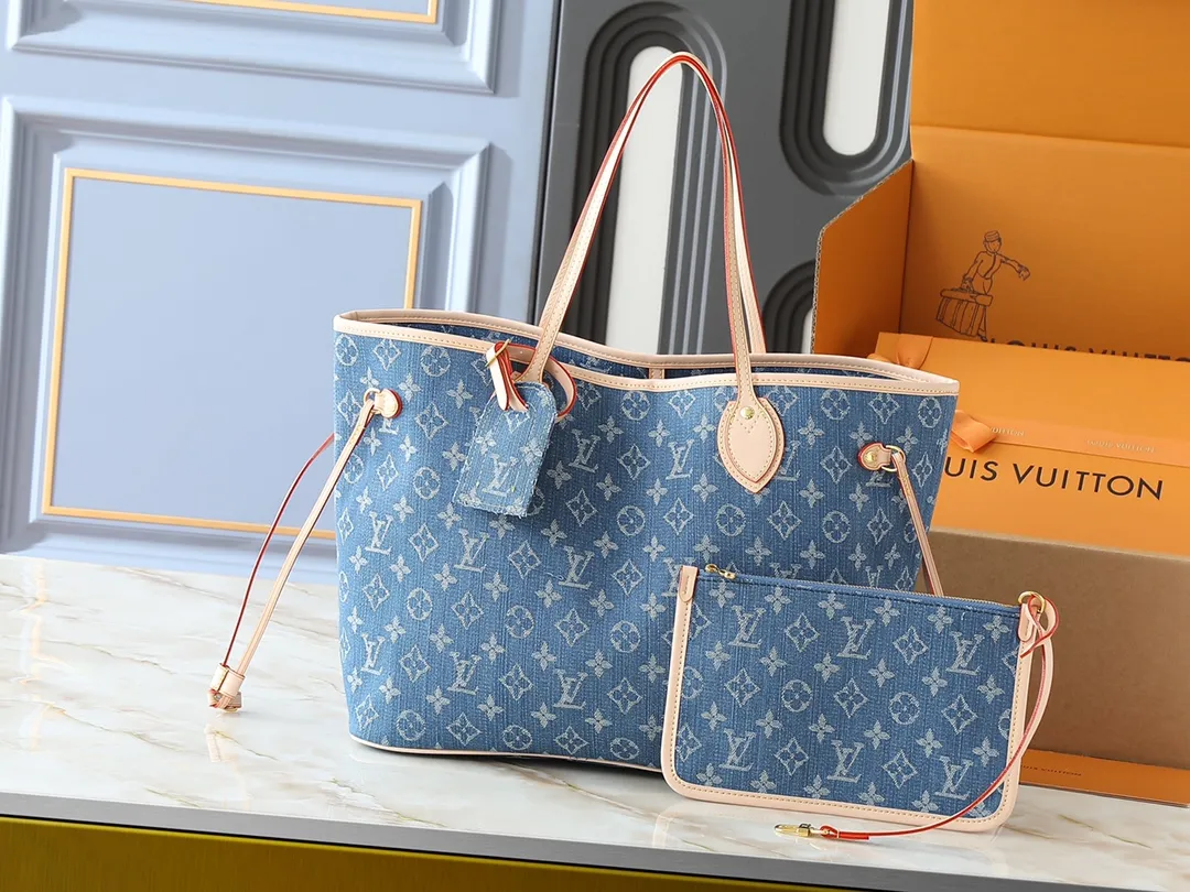 💰280💰Upgraded from the original M13192 M40995, this medium-sized Neverfull handbag is made of Monogram denim embellished with cow leather trim. The adjustable straps on the side can flexibly tighten the silhouette, making it a classic choice for urban travel. Plenty of space can easily store a 13-inch laptop, and multiple pockets such as a detachable zipper bag complete the functionality. Dimensions: 31.0 x 28.0 x 14.0 cm (length x height x width)