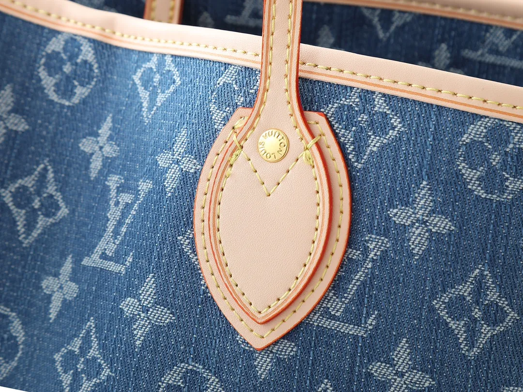 💰280💰Upgraded from the original M13192 M40995, this medium-sized Neverfull handbag is made of Monogram denim embellished with cow leather trim. The adjustable straps on the side can flexibly tighten the silhouette, making it a classic choice for urban travel. Plenty of space can easily store a 13-inch laptop, and multiple pockets such as a detachable zipper bag complete the functionality. Dimensions: 31.0 x 28.0 x 14.0 cm (length x height x width)