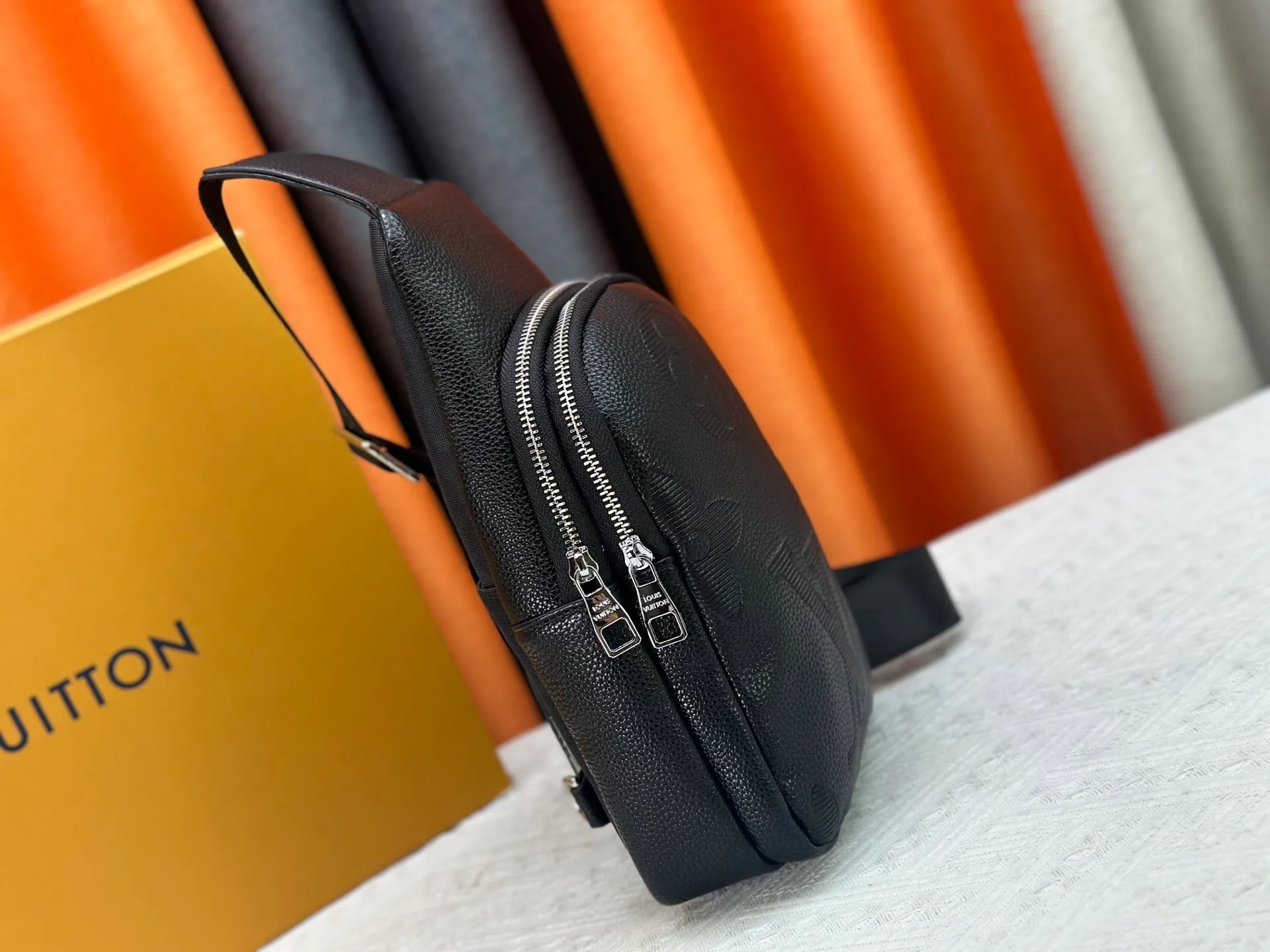 P300 latest style＜LV＞Men's 👮chest bag💯hot shipment❗️(actual photo taken📷without any added effects)original imported first-layer cowhide👍soft and comfortable leather feel✌️intimately designed headphone cable drilling, using special hardware.original lining💪senior tailor✂️unique casual high-end style🙌Model: 1053 M46344 Color: black. Size: 30×17×5cm