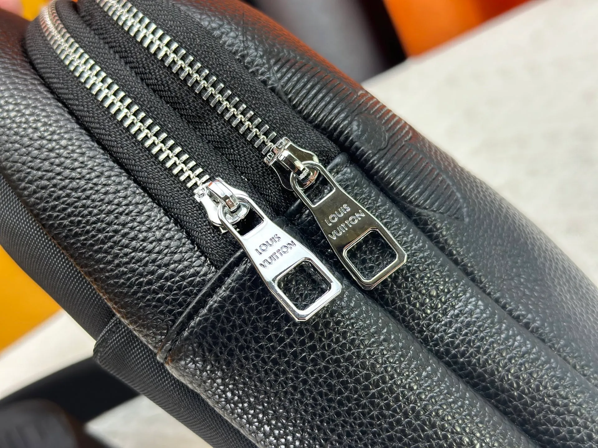 P300 latest style＜LV＞Men's 👮chest bag💯hot shipment❗️(actual photo taken📷without any added effects)original imported first-layer cowhide👍soft and comfortable leather feel✌️intimately designed headphone cable drilling, using special hardware.original lining💪senior tailor✂️unique casual high-end style🙌Model: 1053 M46344 Color: black. Size: 30×17×5cm