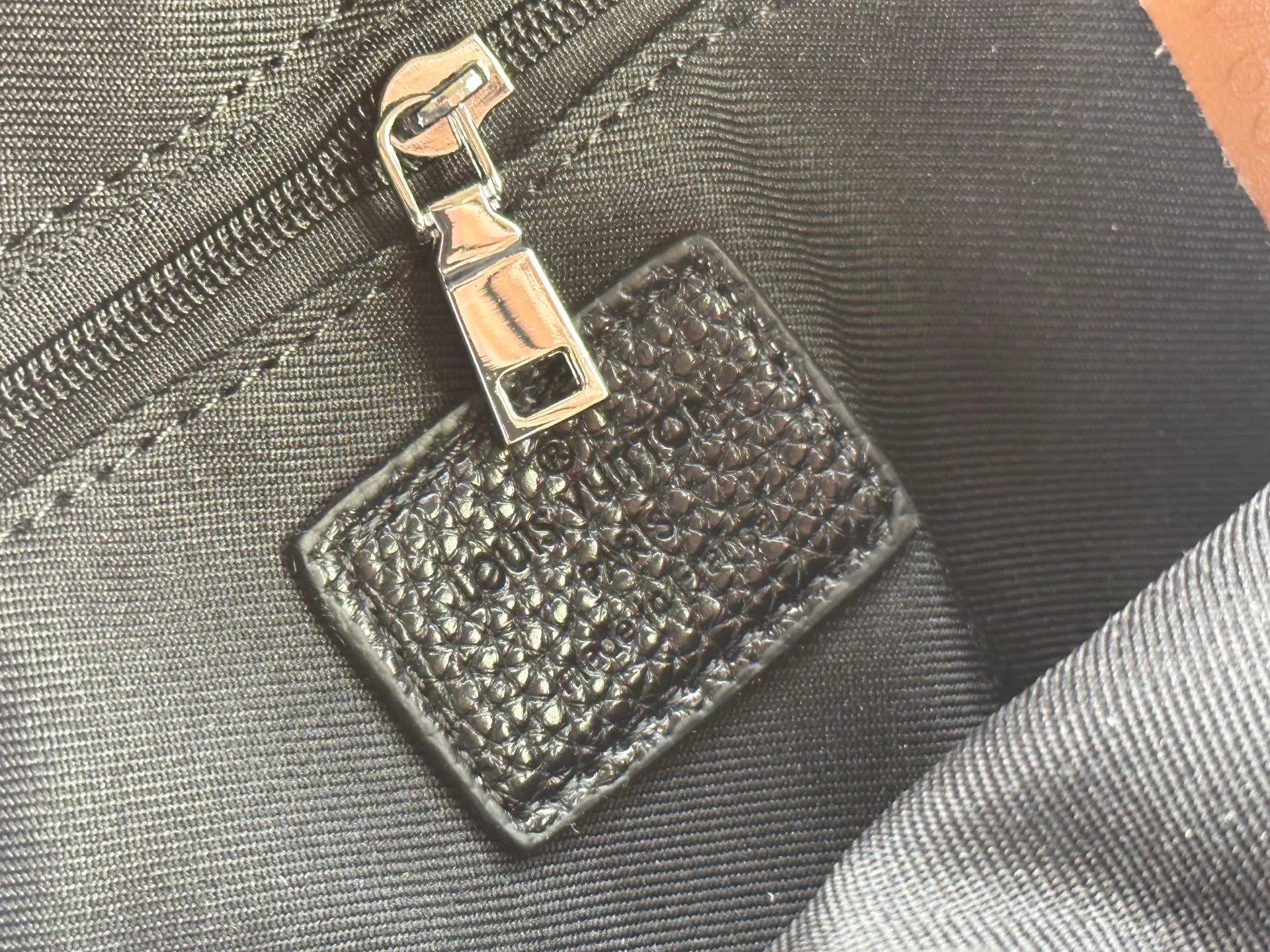 P300 latest style＜LV＞Men's 👮chest bag💯hot shipment❗️(actual photo taken📷without any added effects)original imported first-layer cowhide👍soft and comfortable leather feel✌️intimately designed headphone cable drilling, using special hardware.original lining💪senior tailor✂️unique casual high-end style🙌Model: 1053 M46344 Color: black. Size: 30×17×5cm