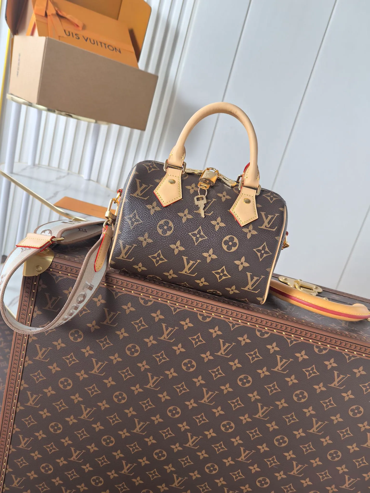 💰680💰(Dynamic chip 163c01 top original order) M46234 M46222 This Speedy Bandoulière 20 handbag condenses the brand's traditional Speedy travel bag design, which is made of Monogram canvas with fabric lining and cow leather trim. The wide, removable and adjustable fabric shoulder strap features Louis Vuitton's signature texture, and the rolled leather handles add to the carrying options. Dimensions: 20.5 x 13.5 x 12.0 cm (length x height x width)