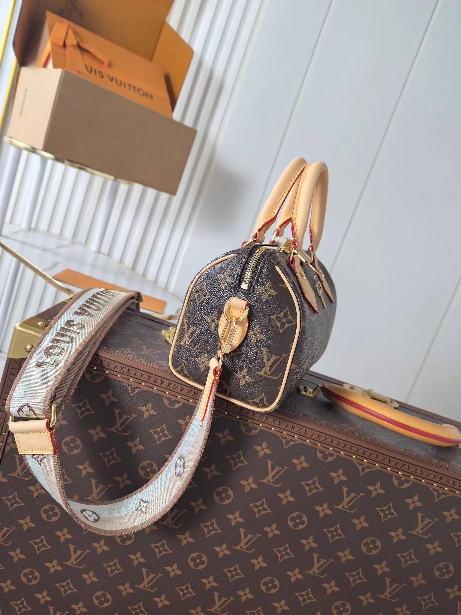 💰680💰(Dynamic chip 163c01 top original order) M46234 M46222 This Speedy Bandoulière 20 handbag condenses the brand's traditional Speedy travel bag design, which is made of Monogram canvas with fabric lining and cow leather trim. The wide, removable and adjustable fabric shoulder strap features Louis Vuitton's signature texture, and the rolled leather handles add to the carrying options. Dimensions: 20.5 x 13.5 x 12.0 cm (length x height x width)