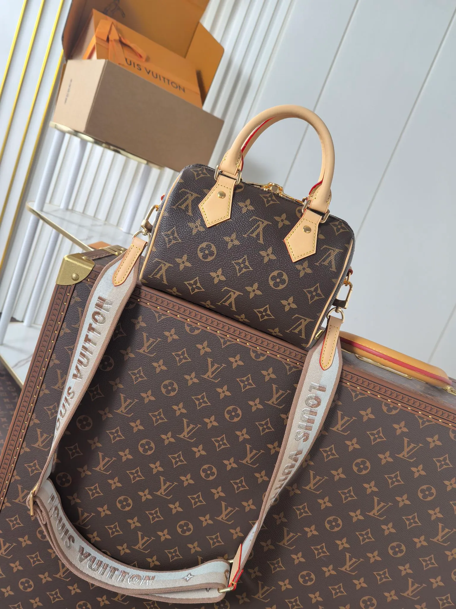 💰680💰(Dynamic chip 163c01 top original order) M46234 M46222 This Speedy Bandoulière 20 handbag condenses the brand's traditional Speedy travel bag design, which is made of Monogram canvas with fabric lining and cow leather trim. The wide, removable and adjustable fabric shoulder strap features Louis Vuitton's signature texture, and the rolled leather handles add to the carrying options. Dimensions: 20.5 x 13.5 x 12.0 cm (length x height x width)
