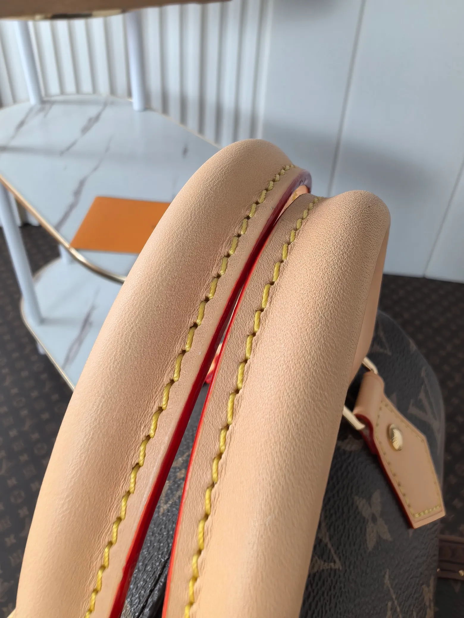💰680💰(Dynamic chip 163c01 top original order) M46234 M46222 This Speedy Bandoulière 20 handbag condenses the brand's traditional Speedy travel bag design, which is made of Monogram canvas with fabric lining and cow leather trim. The wide, removable and adjustable fabric shoulder strap features Louis Vuitton's signature texture, and the rolled leather handles add to the carrying options. Dimensions: 20.5 x 13.5 x 12.0 cm (length x height x width)