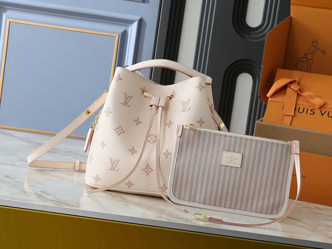 💰260💰Upgraded from the original M14401 M44022. This medium-sized NéoNoé handbag uses classic Monogram Empreinte leather to interpret the same color aesthetics, and uses dazzling chain decoration to release the new ideas of the season. The neat interior is equipped with multiple compartments and a removable storage bag for convenient storage of small items. Dimensions: 26.0 x 26.0 x 17.5 cm (length x height x width)