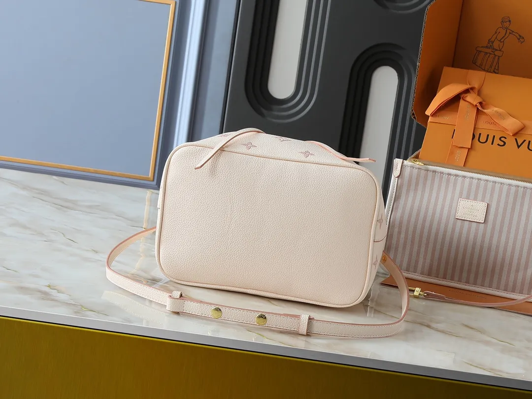 💰260💰Upgraded from the original M14401 M44022. This medium-sized NéoNoé handbag uses classic Monogram Empreinte leather to interpret the same color aesthetics, and uses dazzling chain decoration to release the new ideas of the season. The neat interior is equipped with multiple compartments and a removable storage bag for convenient storage of small items. Dimensions: 26.0 x 26.0 x 17.5 cm (length x height x width)