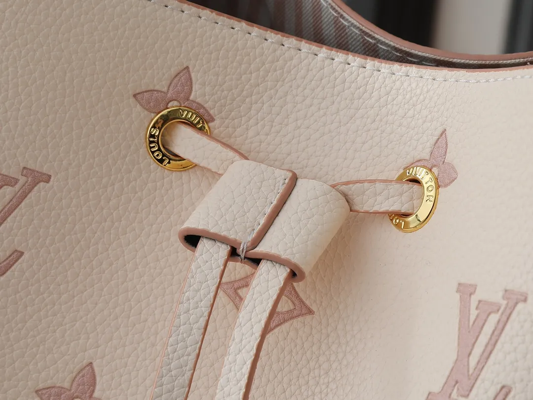 💰260💰Upgraded from the original M14401 M44022. This medium-sized NéoNoé handbag uses classic Monogram Empreinte leather to interpret the same color aesthetics, and uses dazzling chain decoration to release the new ideas of the season. The neat interior is equipped with multiple compartments and a removable storage bag for convenient storage of small items. Dimensions: 26.0 x 26.0 x 17.5 cm (length x height x width)