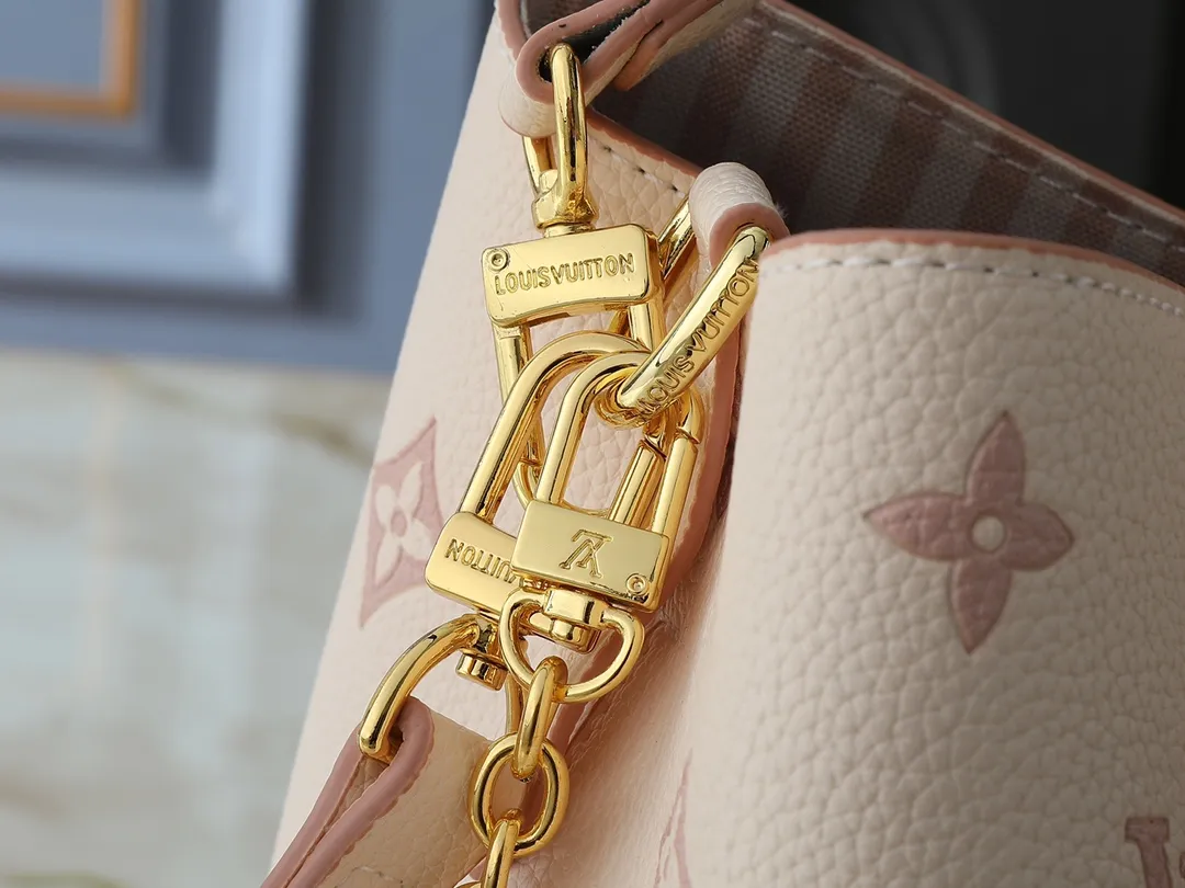 💰260💰Upgraded from the original M14401 M44022. This medium-sized NéoNoé handbag uses classic Monogram Empreinte leather to interpret the same color aesthetics, and uses dazzling chain decoration to release the new ideas of the season. The neat interior is equipped with multiple compartments and a removable storage bag for convenient storage of small items. Dimensions: 26.0 x 26.0 x 17.5 cm (length x height x width)