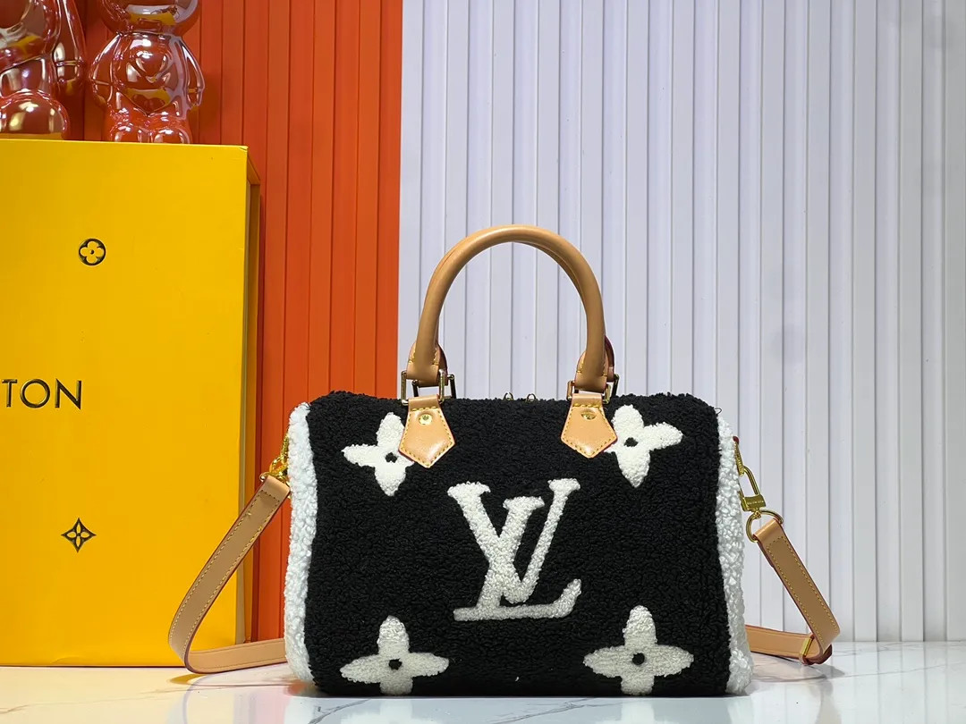 Batch 260💰Upgraded original M23468 M40390 [Speedy Bandoulière 25 handbag] Lamb velvet🔥Made of soft wool leather with grained leather trim, relying on complex intarsia technology to outline the Giant Monogram pattern, showing the trend of the winter series. Rolled leather top handles and removable and adjustable leather shoulder strap allow for a variety of carrying options. Dimensions: 25.0 x 19.0 x 15.0 cm