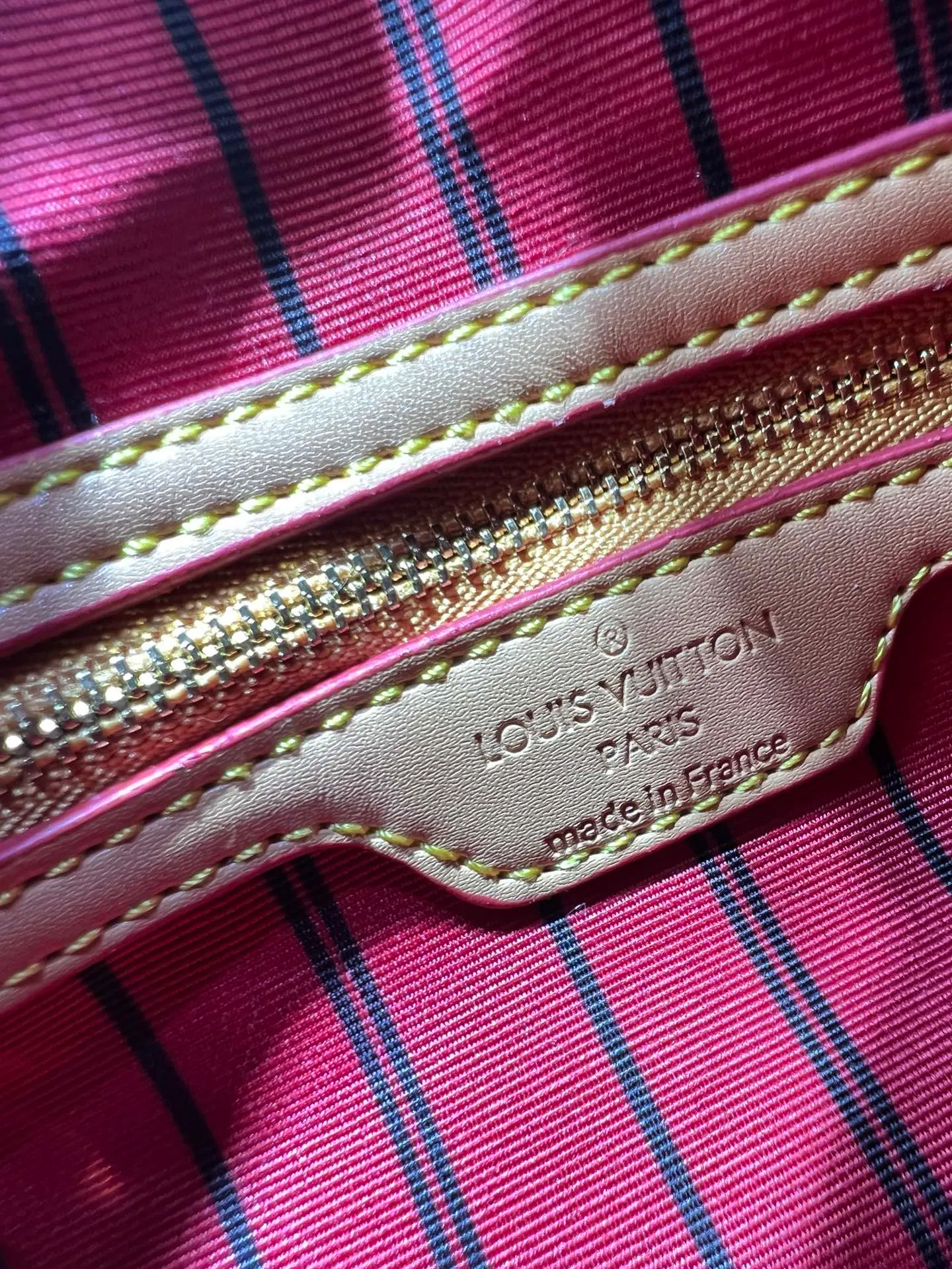 Batch 260💰Upgraded original M23468 M40390 [Speedy Bandoulière 25 handbag] Lamb velvet🔥Made of soft wool leather with grained leather trim, relying on complex intarsia technology to outline the Giant Monogram pattern, showing the trend of the winter series. Rolled leather top handles and removable and adjustable leather shoulder strap allow for a variety of carrying options. Dimensions: 25.0 x 19.0 x 15.0 cm