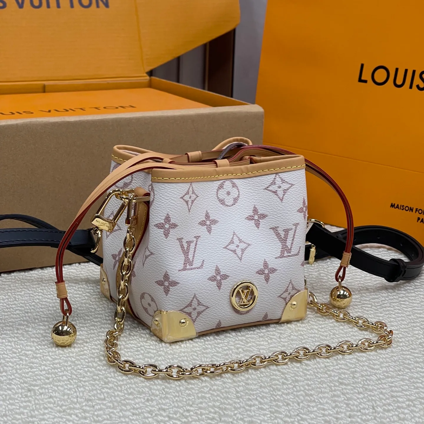 [Upgraded version] P500💰Upgraded version ·High quality·New color·Dune color noe purse💖M83227 little Shaomai is really cute! Comes with gift box packaging💗The capacity of the bag is also🉑️comes with a drawstring liner! (⚠️Can’t fit a large mobile phone) The length of the shoulder strap can be adjusted. Original flower + hot🔥Dune color·stunningly beautiful! Size 12*11