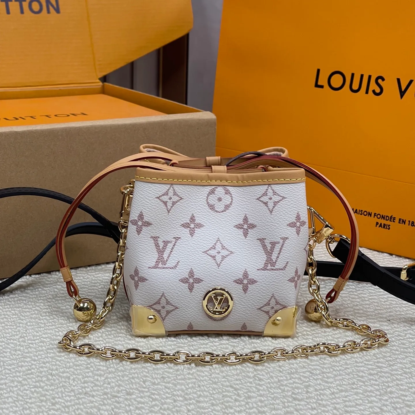 [Upgraded version] P500💰Upgraded version ·High quality·New color·Dune color noe purse💖M83227 little Shaomai is really cute! Comes with gift box packaging💗The capacity of the bag is also🉑️comes with a drawstring liner! (⚠️Can’t fit a large mobile phone) The length of the shoulder strap can be adjusted. Original flower + hot🔥Dune color·stunningly beautiful! Size 12*11