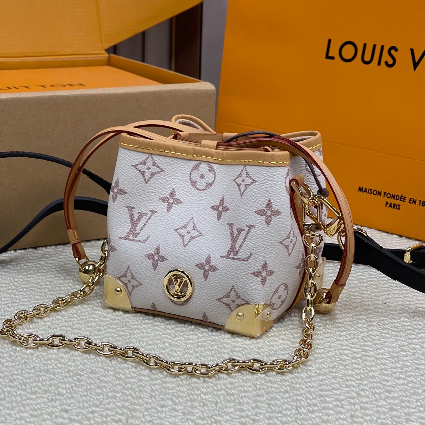 [Upgraded version] P500💰Upgraded version ·High quality·New color·Dune color noe purse💖M83227 little Shaomai is really cute! Comes with gift box packaging💗The capacity of the bag is also🉑️comes with a drawstring liner! (⚠️Can’t fit a large mobile phone) The length of the shoulder strap can be adjusted. Original flower + hot🔥Dune color·stunningly beautiful! Size 12*11