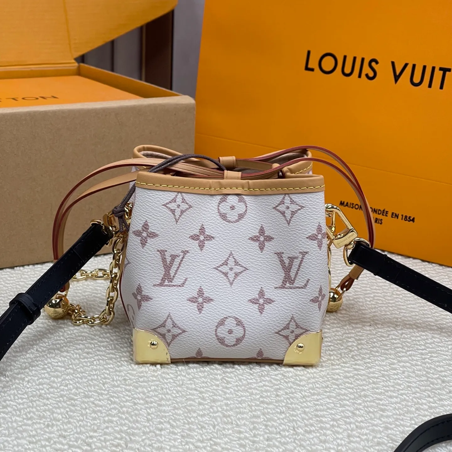 [Upgraded version] P500💰Upgraded version ·High quality·New color·Dune color noe purse💖M83227 little Shaomai is really cute! Comes with gift box packaging💗The capacity of the bag is also🉑️comes with a drawstring liner! (⚠️Can’t fit a large mobile phone) The length of the shoulder strap can be adjusted. Original flower + hot🔥Dune color·stunningly beautiful! Size 12*11