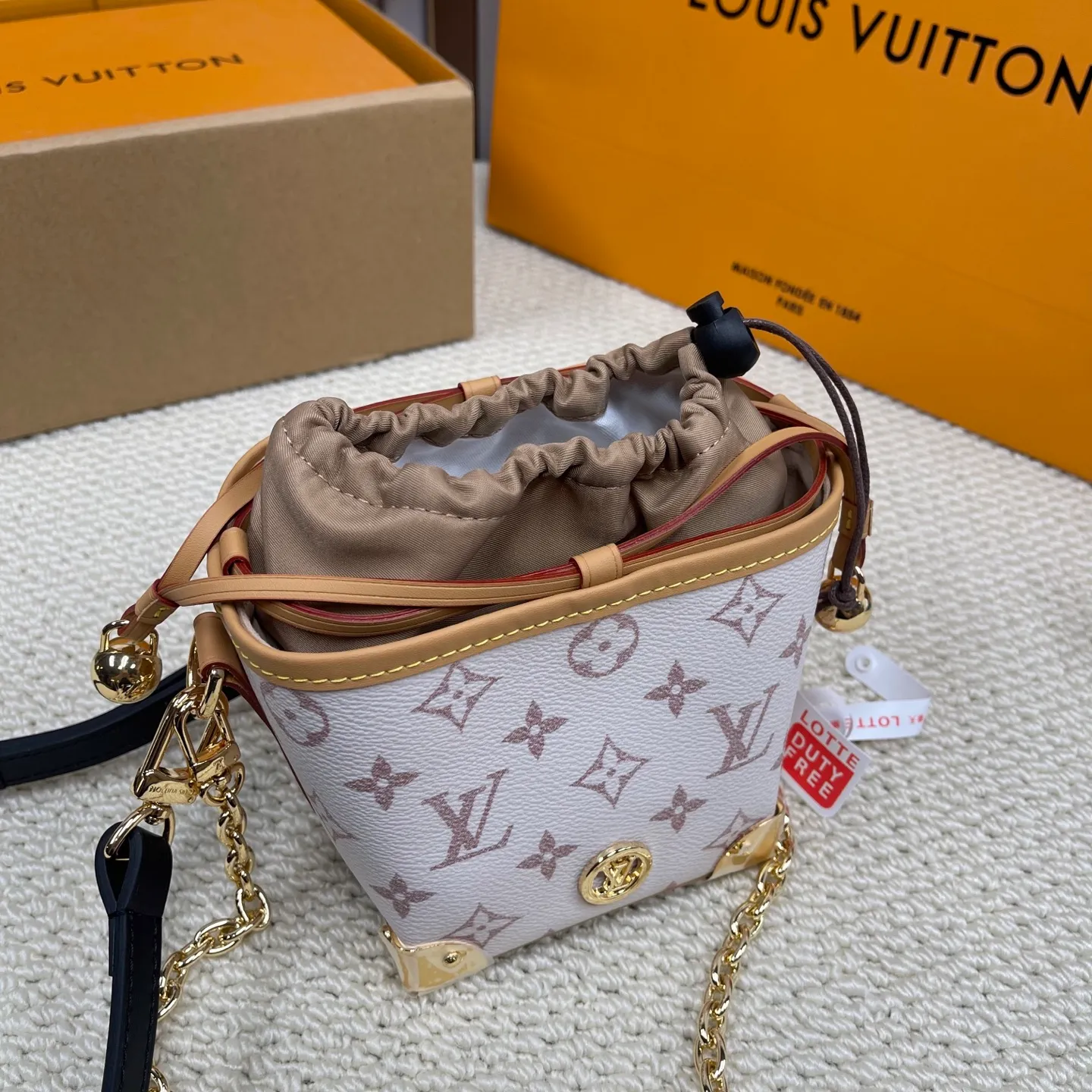 [Upgraded version] P500💰Upgraded version ·High quality·New color·Dune color noe purse💖M83227 little Shaomai is really cute! Comes with gift box packaging💗The capacity of the bag is also🉑️comes with a drawstring liner! (⚠️Can’t fit a large mobile phone) The length of the shoulder strap can be adjusted. Original flower + hot🔥Dune color·stunningly beautiful! Size 12*11