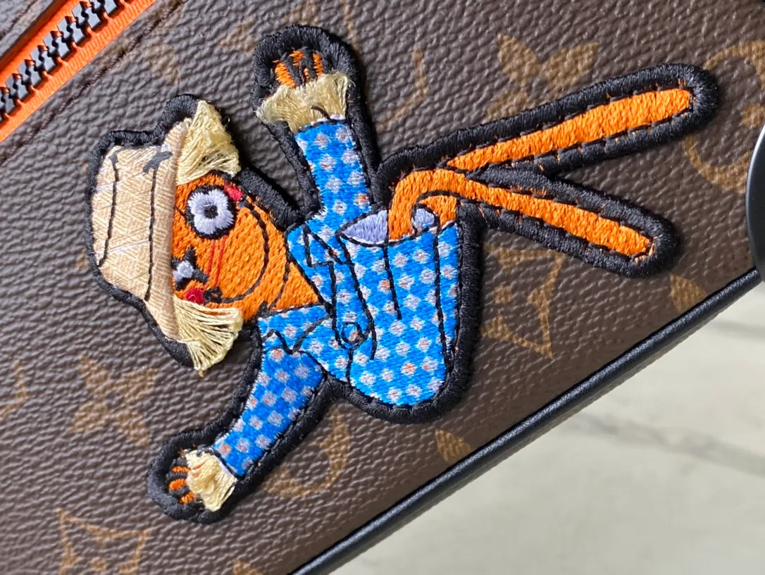 💰940 Top Original M80159 Embroidery This Mini Soft Trunk chain bag is made of Monogram canvas and matte leather trim, and uses an embroidered patch to present the "Zoooom with Friends" animated image created by Virgil Abloh for the 2021 spring and summer fashion show. Top and front pocket zippers add lively pops of color. Dimensions: 18.5 × 13 × 8 cm