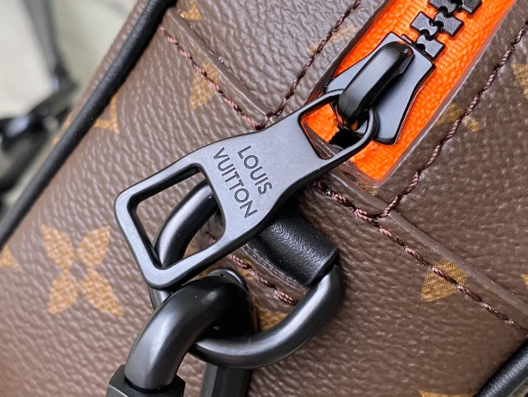 💰940 Top Original M80159 Embroidery This Mini Soft Trunk chain bag is made of Monogram canvas and matte leather trim, and uses an embroidered patch to present the "Zoooom with Friends" animated image created by Virgil Abloh for the 2021 spring and summer fashion show. Top and front pocket zippers add lively pops of color. Dimensions: 18.5 × 13 × 8 cm