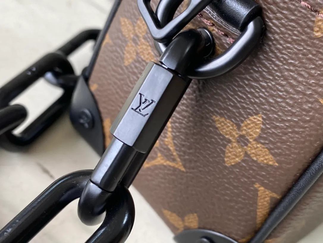 💰940 Top Original M80159 Embroidery This Mini Soft Trunk chain bag is made of Monogram canvas and matte leather trim, and uses an embroidered patch to present the "Zoooom with Friends" animated image created by Virgil Abloh for the 2021 spring and summer fashion show. Top and front pocket zippers add lively pops of color. Dimensions: 18.5 × 13 × 8 cm