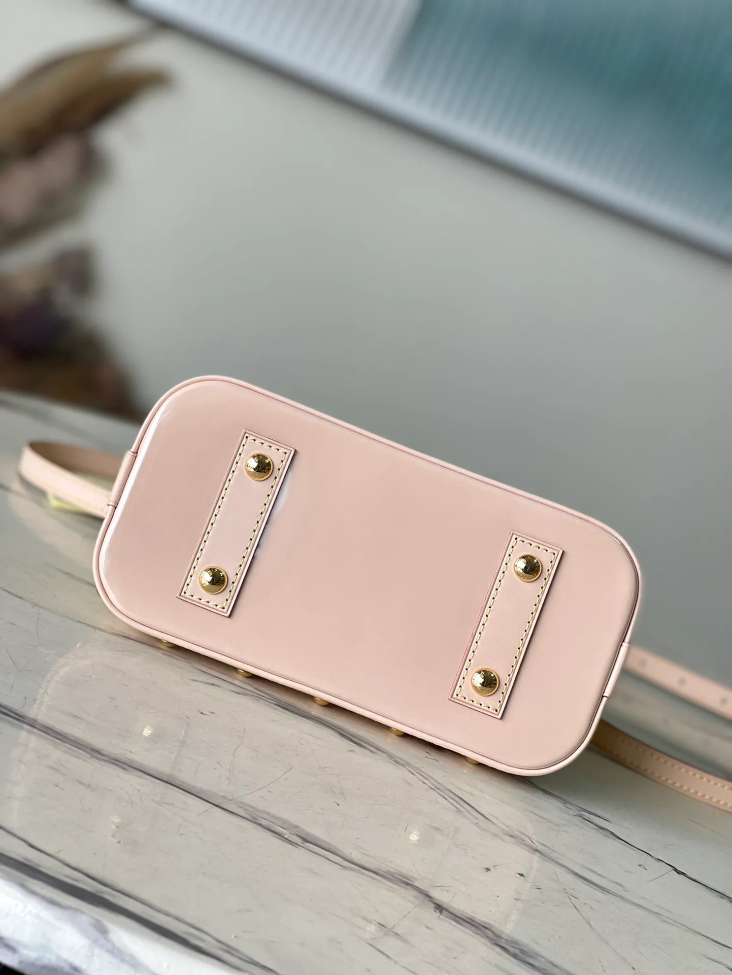 💰1700 (top-grain leather) Top original order M24063 Yellow This Alma BB handbag is made of glossy Monogram Vernis leather to create a unique Art Deco style structure, with cow leather handles and lower edges. Metal rivets embellish the handle fixing position and bottom trim, and the bright hair clip adds a trendy touch. Dimensions: 23.5 x 17.5 x 11.5 cm (length x height x width)
