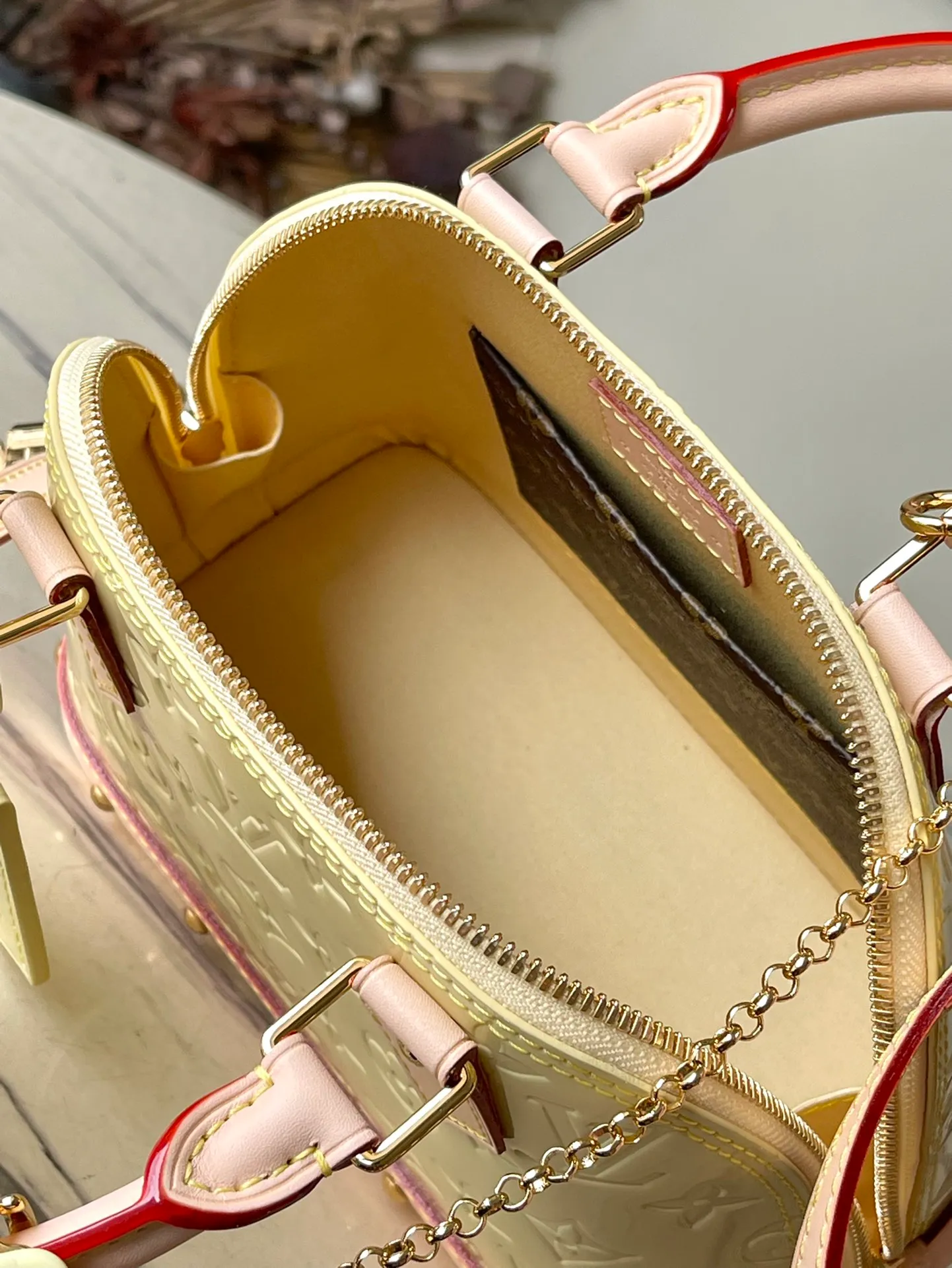 💰1700 (top-grain leather) Top original order M24063 Yellow This Alma BB handbag is made of glossy Monogram Vernis leather to create a unique Art Deco style structure, with cow leather handles and lower edges. Metal rivets embellish the handle fixing position and bottom trim, and the bright hair clip adds a trendy touch. Dimensions: 23.5 x 17.5 x 11.5 cm (length x height x width)