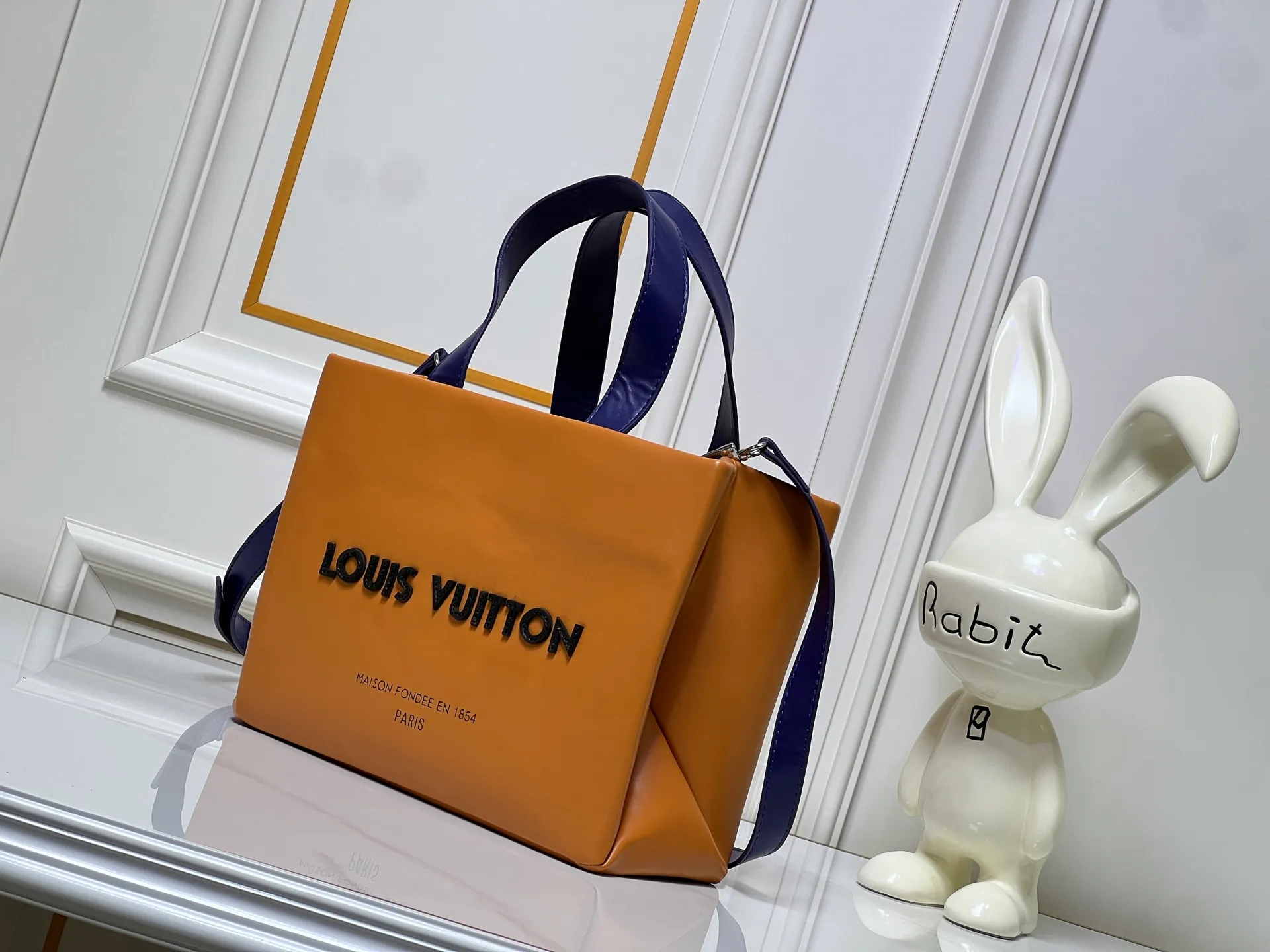Batch 260💰M13940 presbyopic orange PHARREL and NIGO collection’s joint series top original order This Shopper medium handbag draws inspiration from Louis Vuitton shopping bags, with the words Louis Vuitton and Maison Fondée En 1854 written on soft cow leather, with a top handle and a detachable shoulder strap. 25x19x11 • Cow leather • Cow leather trim • Textile lining • Metal hardware • Musketon closure • Main compartment • Zip pocket • Double patch pockets • Handles: Double handle