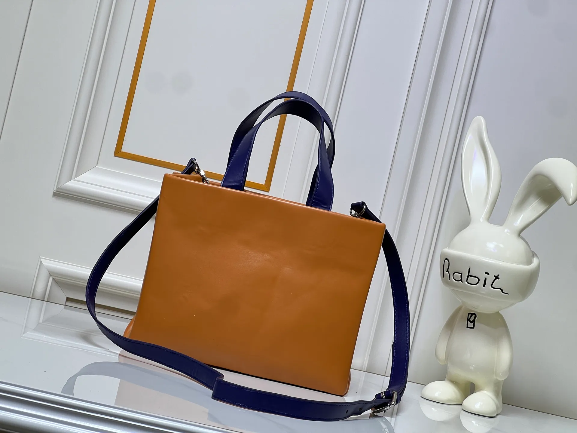 Batch 260💰M13940 presbyopic orange PHARREL and NIGO collection’s joint series top original order This Shopper medium handbag draws inspiration from Louis Vuitton shopping bags, with the words Louis Vuitton and Maison Fondée En 1854 written on soft cow leather, with a top handle and a detachable shoulder strap. 25x19x11 • Cow leather • Cow leather trim • Textile lining • Metal hardware • Musketon closure • Main compartment • Zip pocket • Double patch pockets • Handles: Double handle