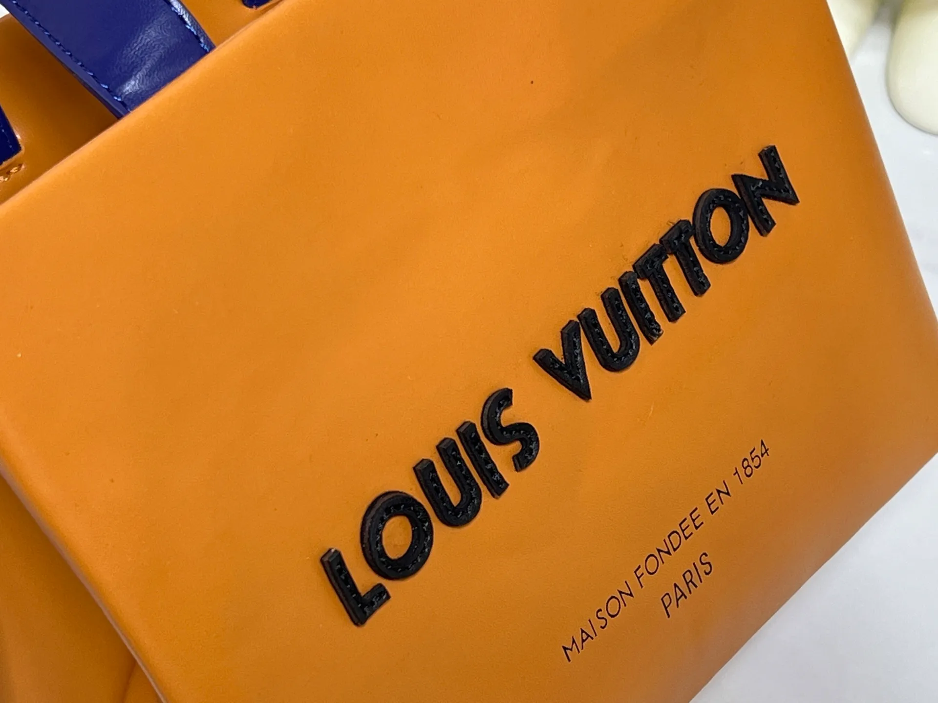 Batch 260💰M13940 presbyopic orange PHARREL and NIGO collection’s joint series top original order This Shopper medium handbag draws inspiration from Louis Vuitton shopping bags, with the words Louis Vuitton and Maison Fondée En 1854 written on soft cow leather, with a top handle and a detachable shoulder strap. 25x19x11 • Cow leather • Cow leather trim • Textile lining • Metal hardware • Musketon closure • Main compartment • Zip pocket • Double patch pockets • Handles: Double handle