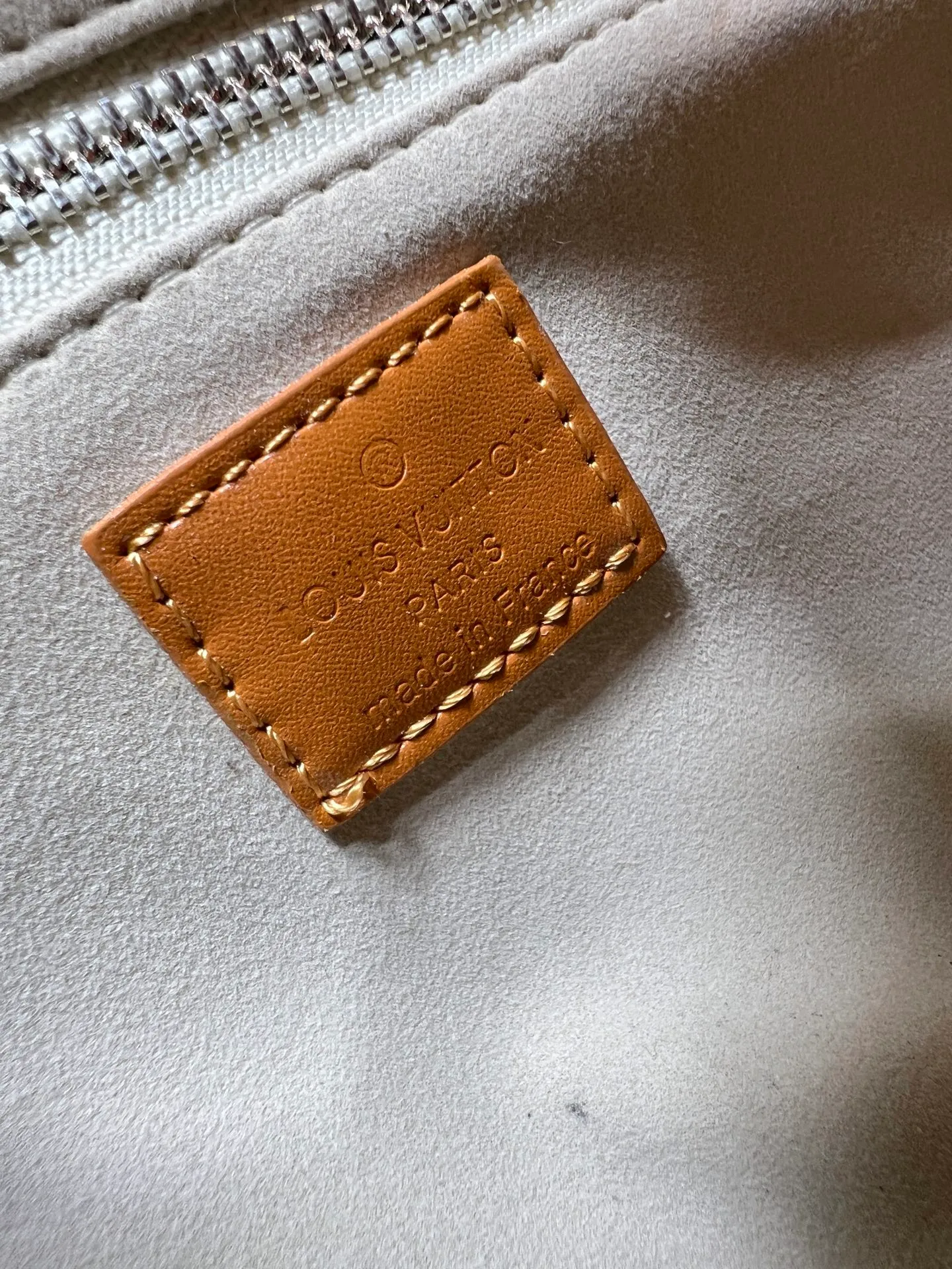 Batch 260💰M13940 presbyopic orange PHARREL and NIGO collection’s joint series top original order This Shopper medium handbag draws inspiration from Louis Vuitton shopping bags, with the words Louis Vuitton and Maison Fondée En 1854 written on soft cow leather, with a top handle and a detachable shoulder strap. 25x19x11 • Cow leather • Cow leather trim • Textile lining • Metal hardware • Musketon closure • Main compartment • Zip pocket • Double patch pockets • Handles: Double handle