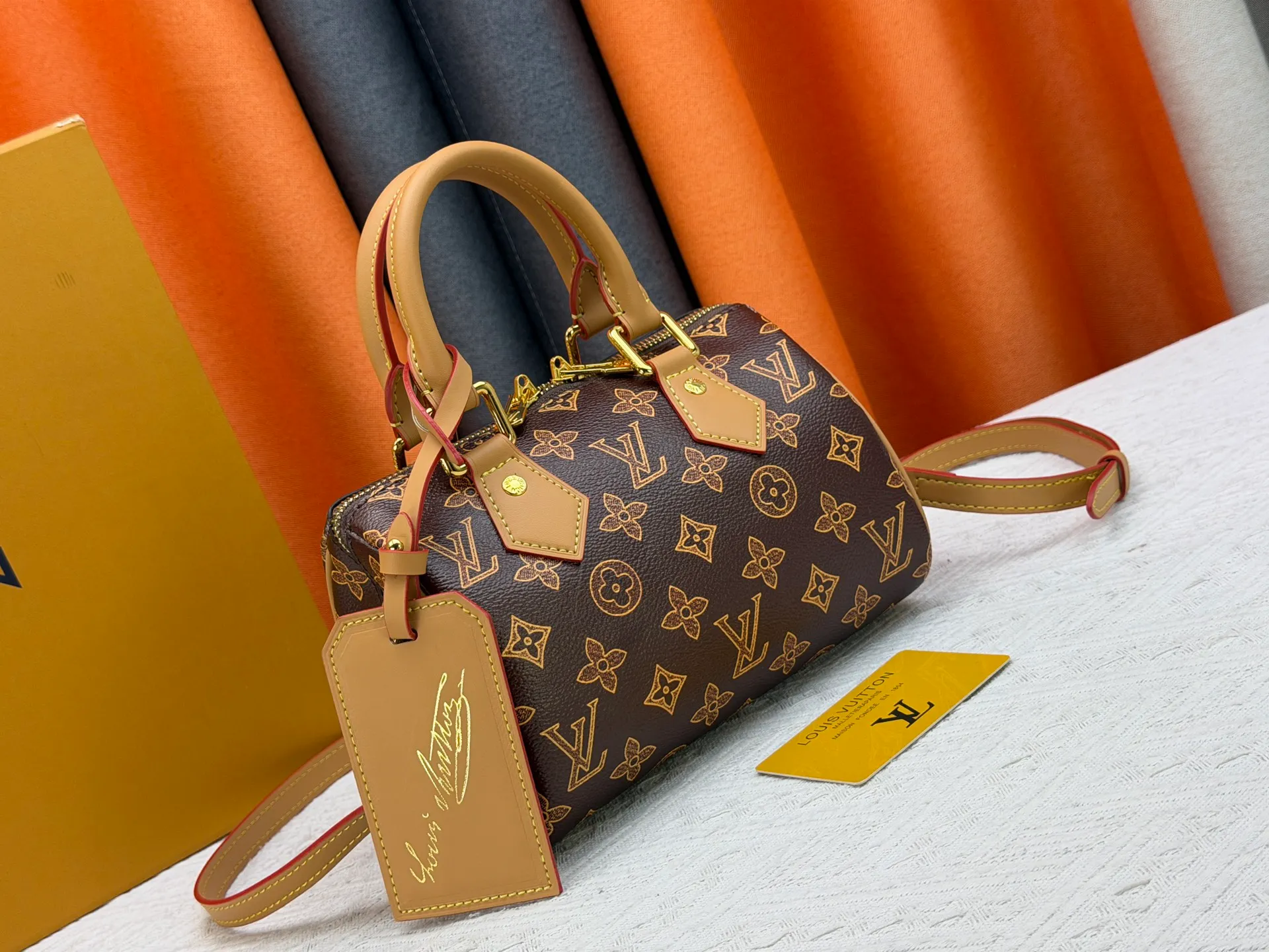 P240 M27951 M27530 Upgraded original version [Exclusive background shot] This Speedy Bandoulière 20 handbag condenses the brand's traditional Speedy travel bag design and is made of Monogram leather with fabric lining and cow leather trim. The wide, removable and adjustable fabric shoulder strap features Louis Vuitton's signature texture, and the rolled leather handles add to the carrying options. 20.5 x 13.5 x 12.0 cm (L x H x W) • Monogram coated canvas • Cow leather trim • Textile lining • Metal hardware • Padlock • Internal slip pocket • Shoulder strap: removable, adjustable • Strap half length: 39.0 cm • Strap half length adjustable to: 58.0 cm • Handle: Double handle