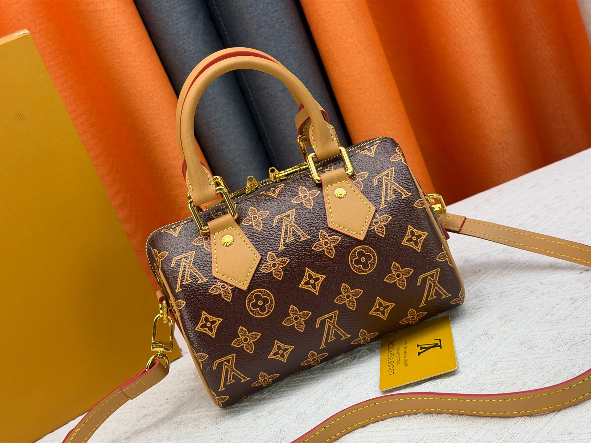 P240 M27951 M27530 Upgraded original version [Exclusive background shot] This Speedy Bandoulière 20 handbag condenses the brand's traditional Speedy travel bag design and is made of Monogram leather with fabric lining and cow leather trim. The wide, removable and adjustable fabric shoulder strap features Louis Vuitton's signature texture, and the rolled leather handles add to the carrying options. 20.5 x 13.5 x 12.0 cm (L x H x W) • Monogram coated canvas • Cow leather trim • Textile lining • Metal hardware • Padlock • Internal slip pocket • Shoulder strap: removable, adjustable • Strap half length: 39.0 cm • Strap half length adjustable to: 58.0 cm • Handle: Double handle