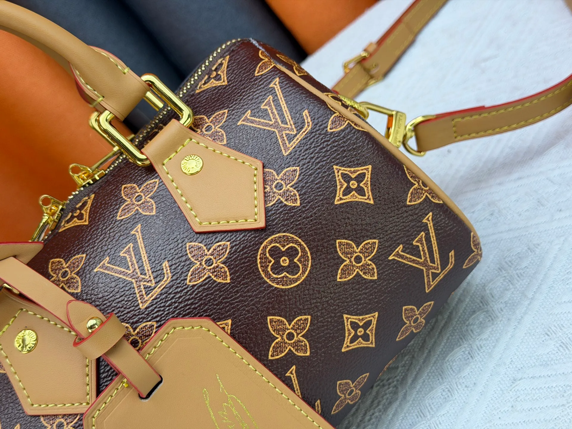 P240 M27951 M27530 Upgraded original version [Exclusive background shot] This Speedy Bandoulière 20 handbag condenses the brand's traditional Speedy travel bag design and is made of Monogram leather with fabric lining and cow leather trim. The wide, removable and adjustable fabric shoulder strap features Louis Vuitton's signature texture, and the rolled leather handles add to the carrying options. 20.5 x 13.5 x 12.0 cm (L x H x W) • Monogram coated canvas • Cow leather trim • Textile lining • Metal hardware • Padlock • Internal slip pocket • Shoulder strap: removable, adjustable • Strap half length: 39.0 cm • Strap half length adjustable to: 58.0 cm • Handle: Double handle