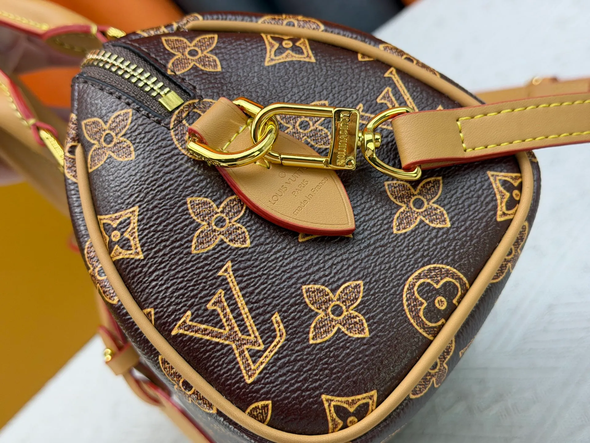 P240 M27951 M27530 Upgraded original version [Exclusive background shot] This Speedy Bandoulière 20 handbag condenses the brand's traditional Speedy travel bag design and is made of Monogram leather with fabric lining and cow leather trim. The wide, removable and adjustable fabric shoulder strap features Louis Vuitton's signature texture, and the rolled leather handles add to the carrying options. 20.5 x 13.5 x 12.0 cm (L x H x W) • Monogram coated canvas • Cow leather trim • Textile lining • Metal hardware • Padlock • Internal slip pocket • Shoulder strap: removable, adjustable • Strap half length: 39.0 cm • Strap half length adjustable to: 58.0 cm • Handle: Double handle