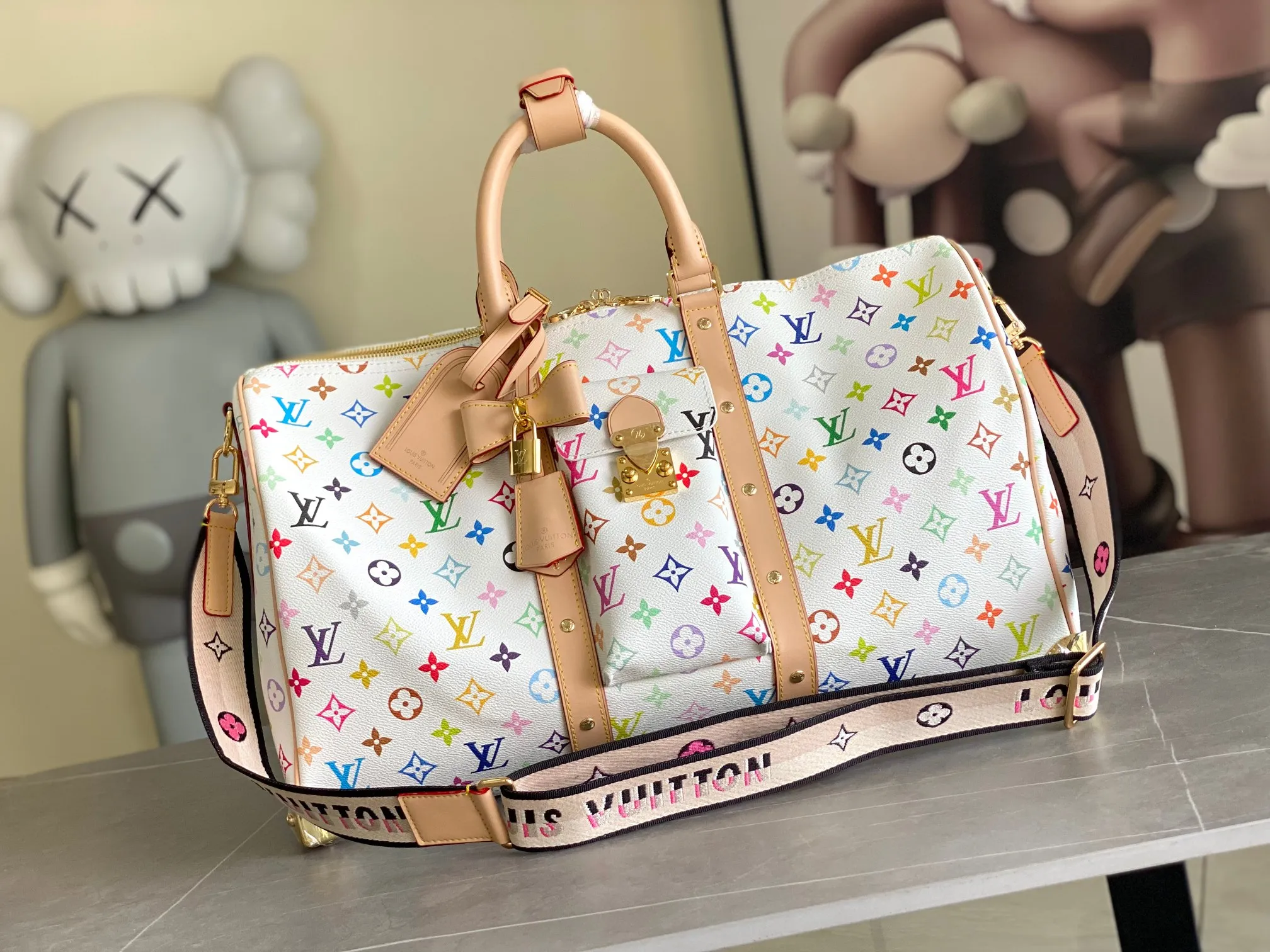 💰1740 Top original single M13742 cloth shoulder strap KEEPALL BANDOULIÈRE 45 travel bag 2021-22 autumn and winter show reveal the new charm of the Everyday LV capsule series Keepall Bandouliere 45 travel bag. Vintage Monogram coated canvas depicts the Monogram pattern with subtle irregular lines, evoking the traditional stamping process. The new louis vuitton! logo is inspired by the chain’s signature elements. size: 45 x 27 x 20