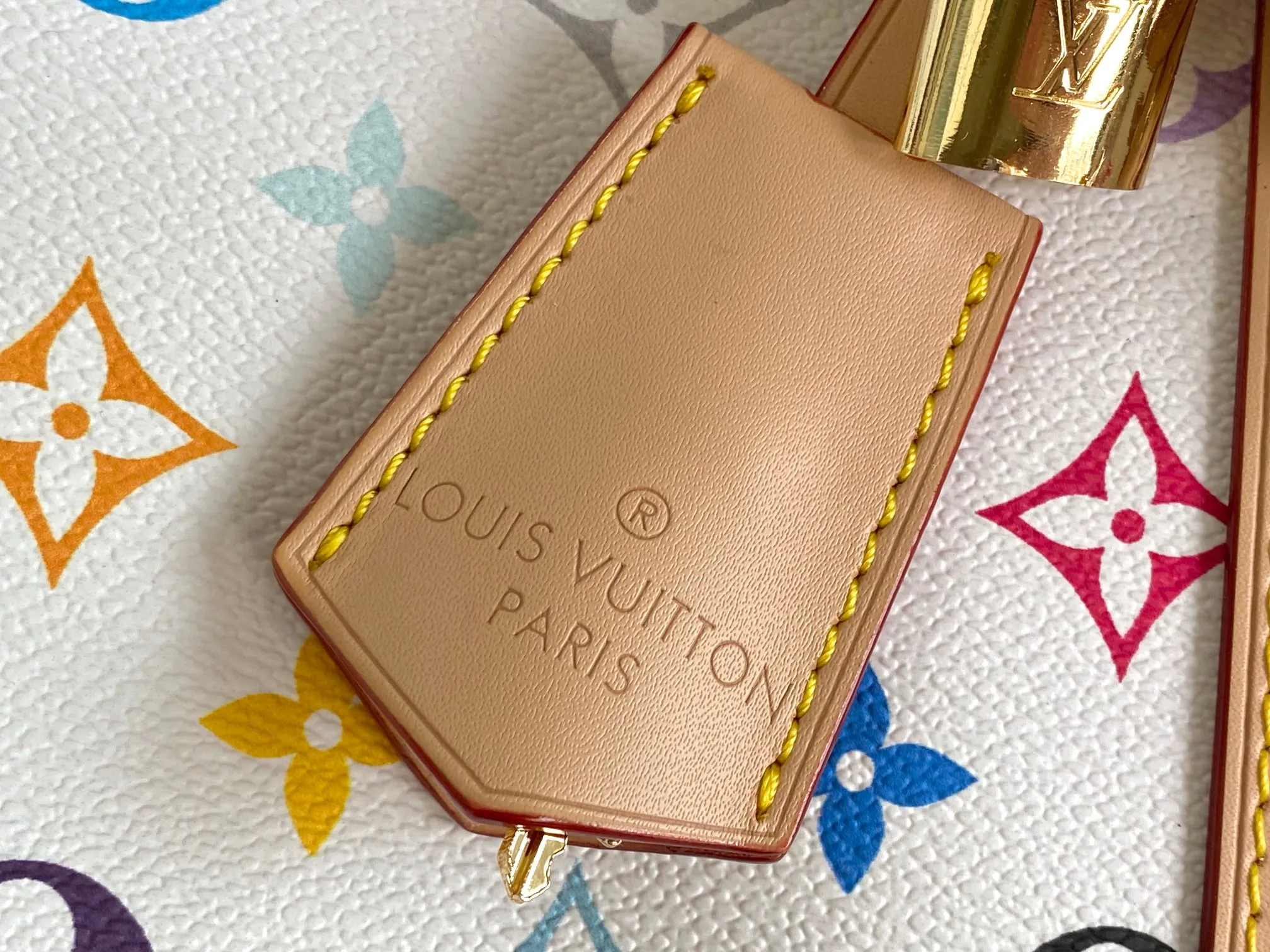 💰1740 Top original single M13742 cloth shoulder strap KEEPALL BANDOULIÈRE 45 travel bag 2021-22 autumn and winter show reveal the new charm of the Everyday LV capsule series Keepall Bandouliere 45 travel bag. Vintage Monogram coated canvas depicts the Monogram pattern with subtle irregular lines, evoking the traditional stamping process. The new louis vuitton! logo is inspired by the chain’s signature elements. size: 45 x 27 x 20