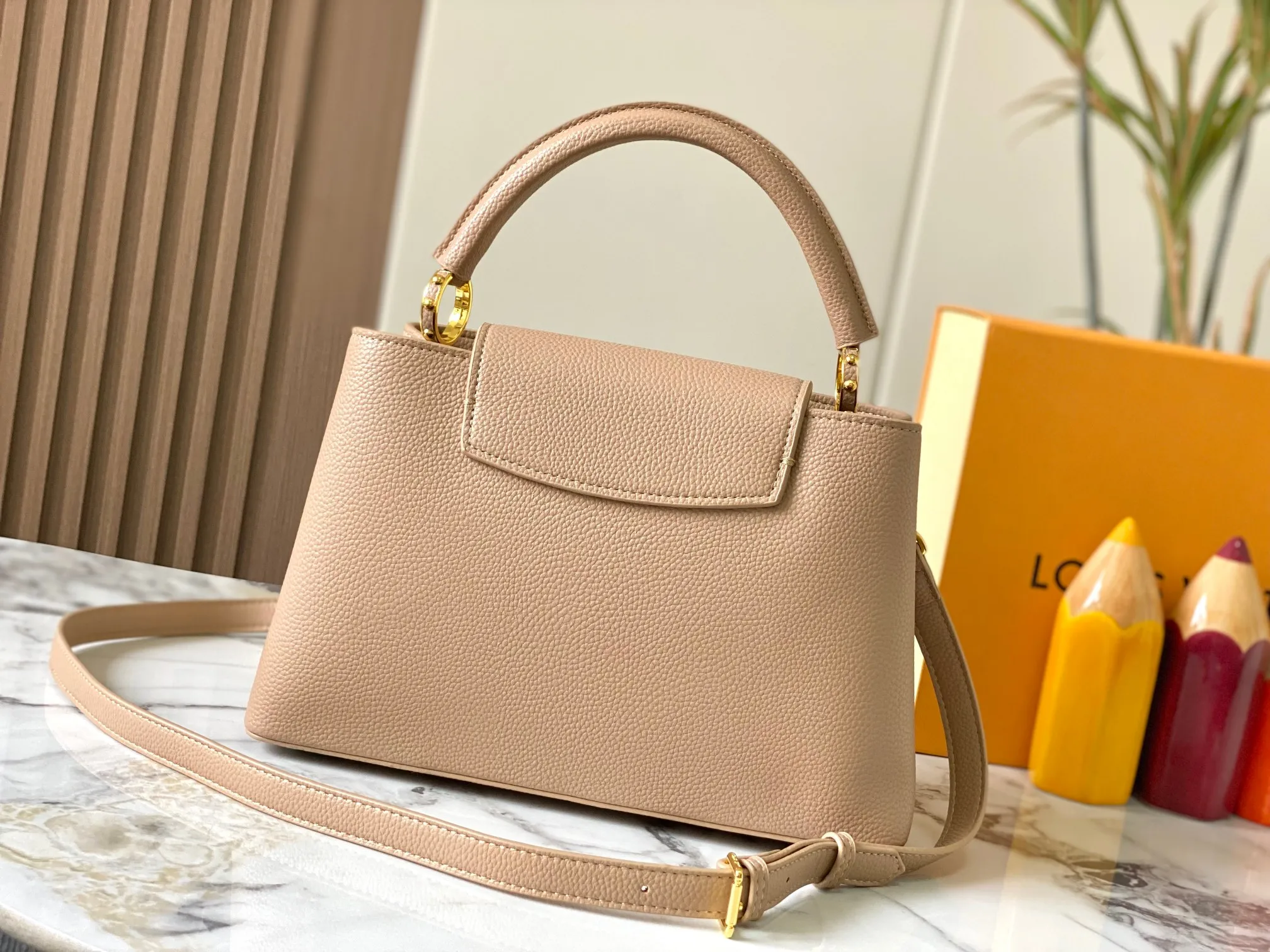 Top original P480 Guangzhou goods 🇫🇷M12938 This Capucines medium handbag is from the ChainOnYou series, using Taurillon cow leather to focus on the brand's ingenuity and sophisticated craftsmanship. The jewelry-style double-plated chain is embellished with Monogram flowers, and the rounded LV letters and metal parts add elegant touches. Whether worn cross-body, hand-carried or shoulder-carried, it can display elegant style. Size:31.5×20×11cm
