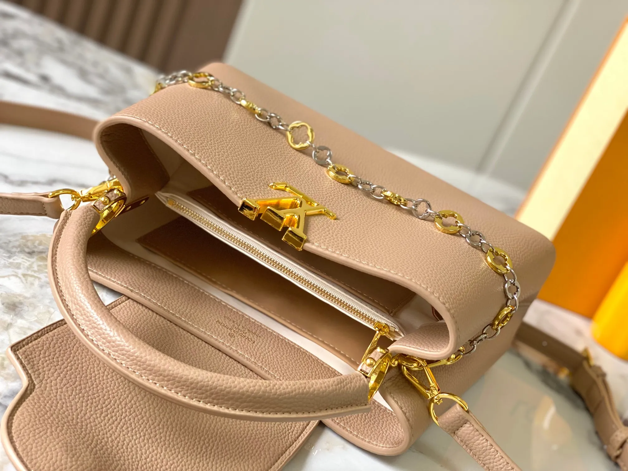 Top original P480 Guangzhou goods 🇫🇷M12938 This Capucines medium handbag is from the ChainOnYou series, using Taurillon cow leather to focus on the brand's ingenuity and sophisticated craftsmanship. The jewelry-style double-plated chain is embellished with Monogram flowers, and the rounded LV letters and metal parts add elegant touches. Whether worn cross-body, hand-carried or shoulder-carried, it can display elegant style. Size:31.5×20×11cm