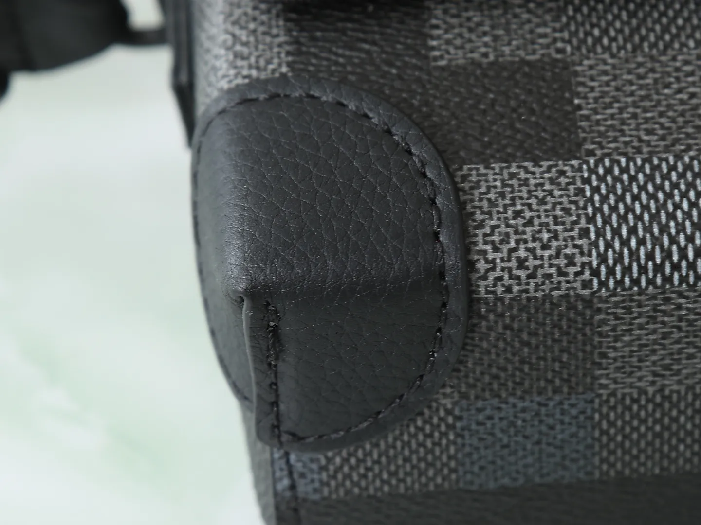 💰980 Top original order Exclusive real shot】M14923 This Steamer mini handbag uses Damoflage Black coated canvas to present Pharrell Williams' elegant and elegant design. Pixelated Damier Graphite pattern creates a modern look. The square lock buckle connects to the delicate bead chain, and the adjustable shoulder strap allows for shoulder or cross-body wear. Dimensions: 18x11x6.5 cm (length x height x width)